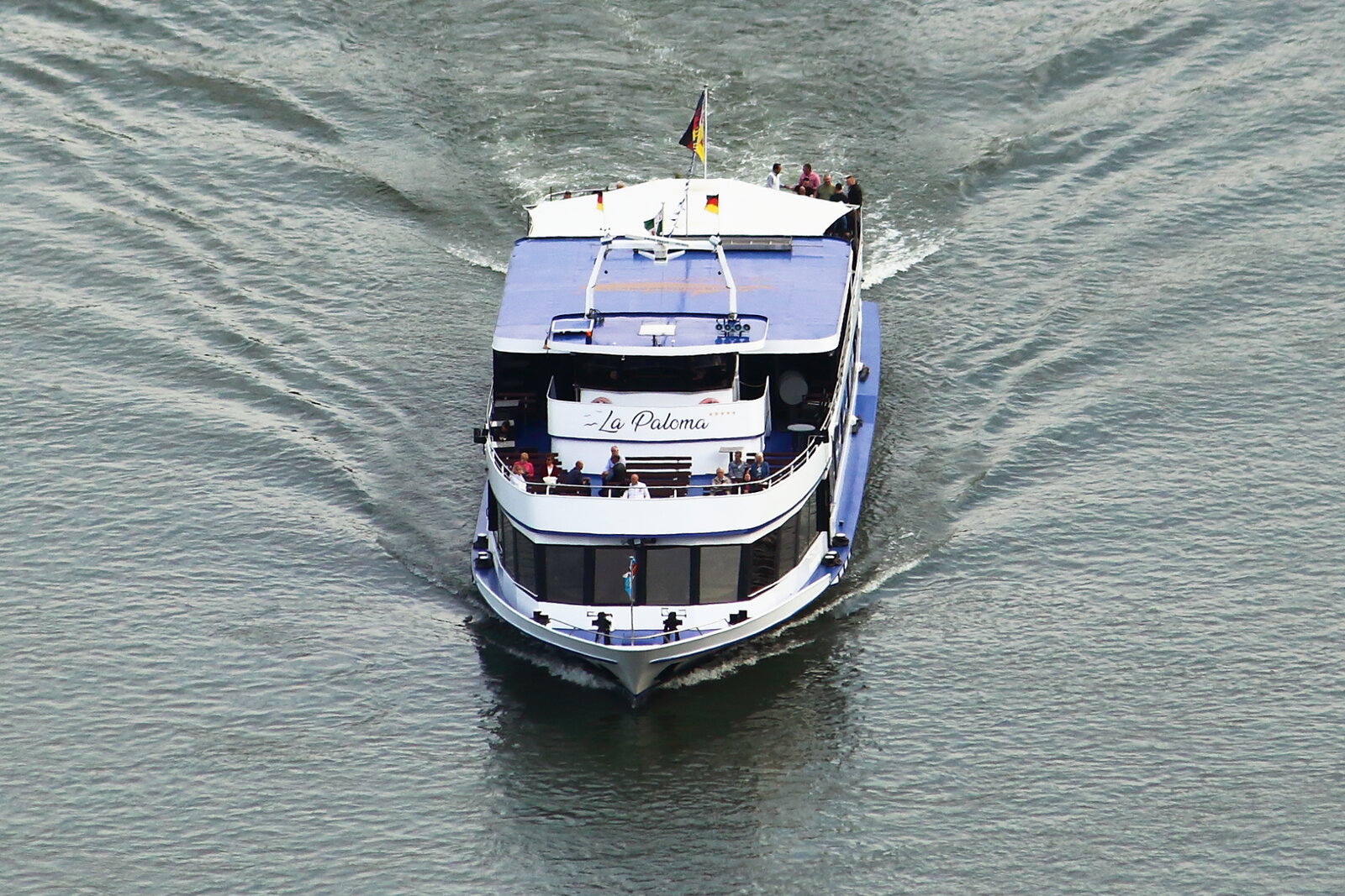 Das Fahrgastschiff LA PALOMA der Marksburgschifffahrt Vomfell in Spay unterhalb des Rheinblicks bei Boppard am 23.09.2022.
