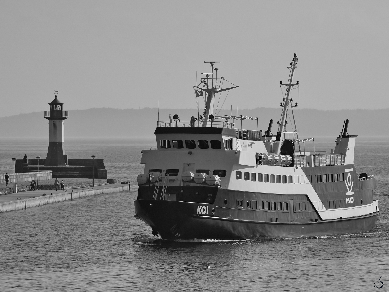 Das Fahrgastschiff MS KOI (IMO: 7928615) passiert hier im August 2023 gerade die Einfahrt zum Stadthafen von Sassnitz.