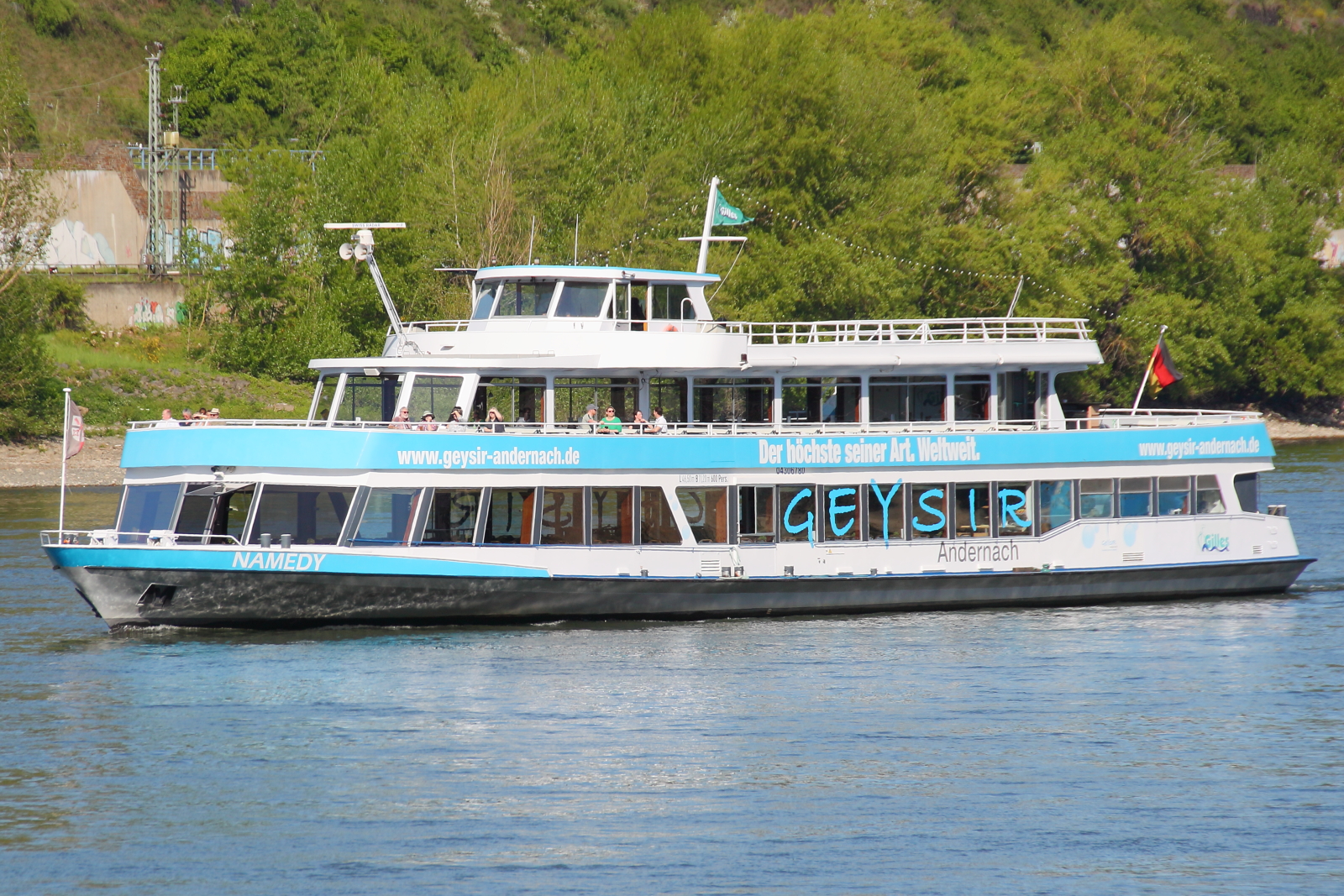 Das Fahrgastschiff NAMEDY (ENI: 043066780) der Gilles Personenschifffahrt GmbH, Baujahr 1991, bringt Besucher von Andernach zum Kaltwassergeysir auf der Halbinsel Namedyer Werth. Ferner  fungiert sie zusätzlich als Personenfähre zwischen Andernach und dem Weinort Leutesdorf am Rhein. Andernach, 30.04.2025.  