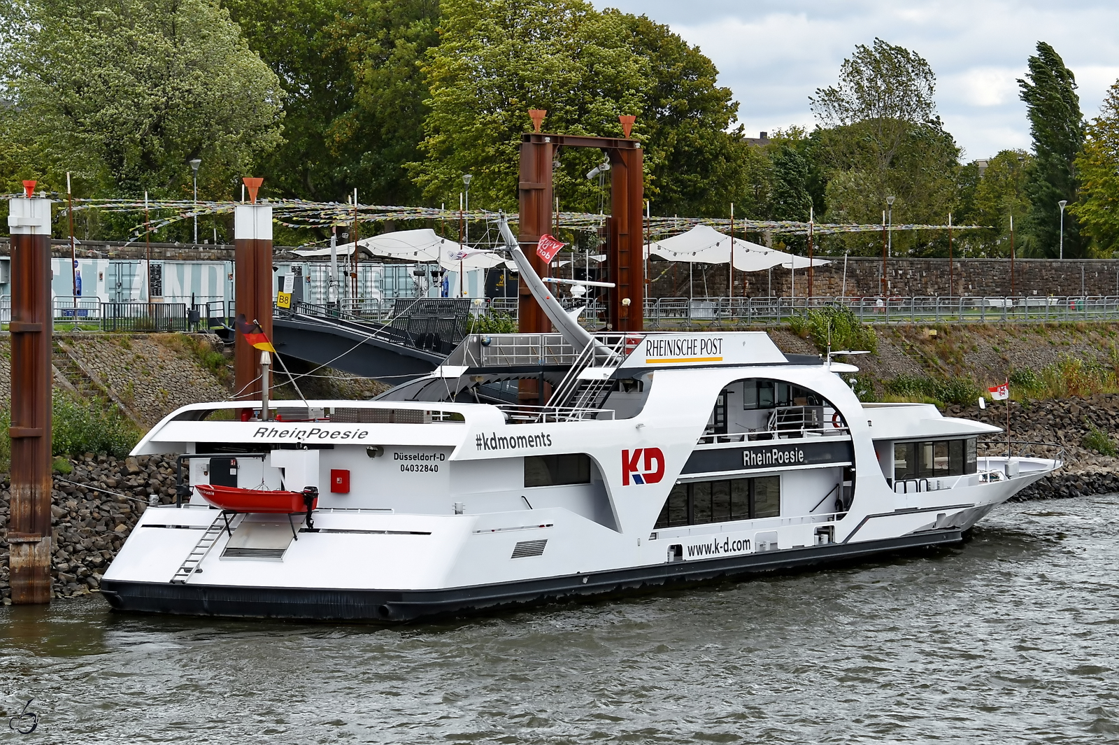 Das Fahrgastschiff RHEINPOESIE (ENI: 04032840) wartete Anfang September 2026 in D�sseldorf auf den n�chsten Einsatz.