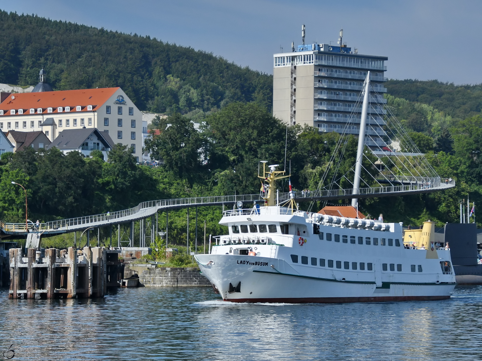 Das Fahrgstschiff LADY VON BÜSUM (IMO: 8009258) macht sich auf den Weg in die Ostsee, so gesehen Mitte August 2023 im Hafen von Sassnitz.
