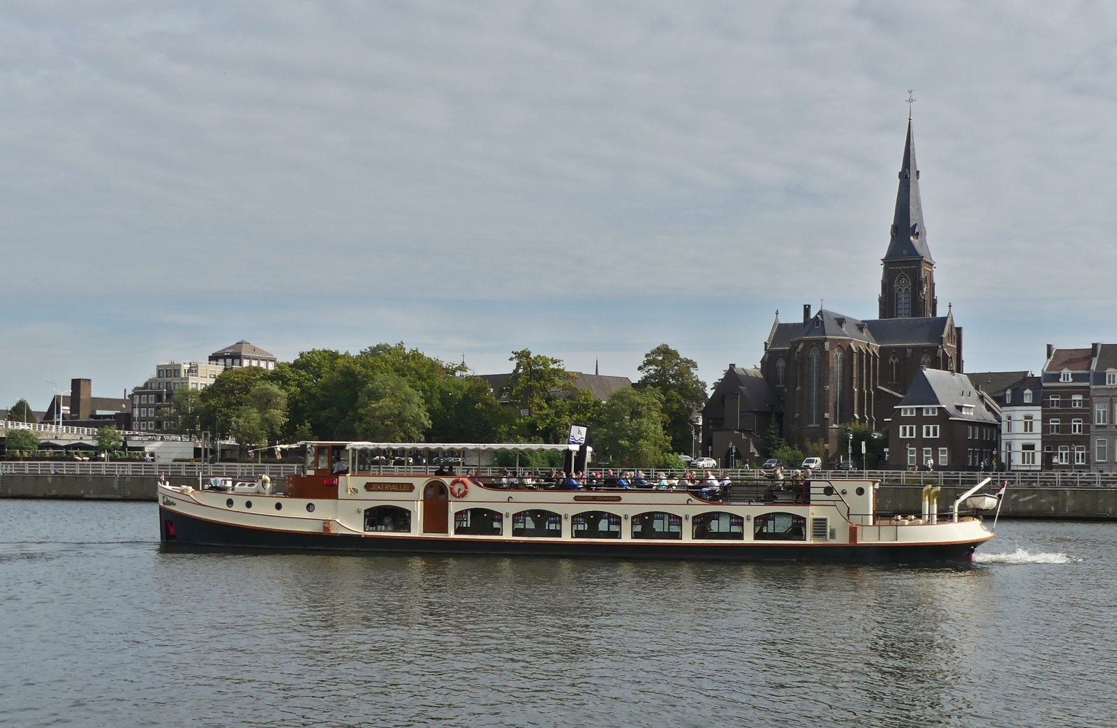 DAS FGS Jekervallei hat vom Anleger in Maastricht abgelegt und beginnt ihre Rundfahrt auf der Maas. 10.2023