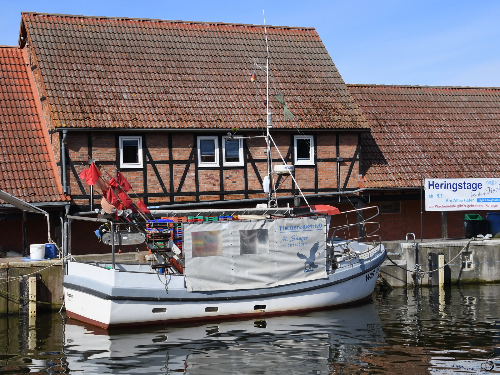 Das Fischereiboot WIS 15  SEEADLER  ist hier in Wismar zu sehen. (April 2024)