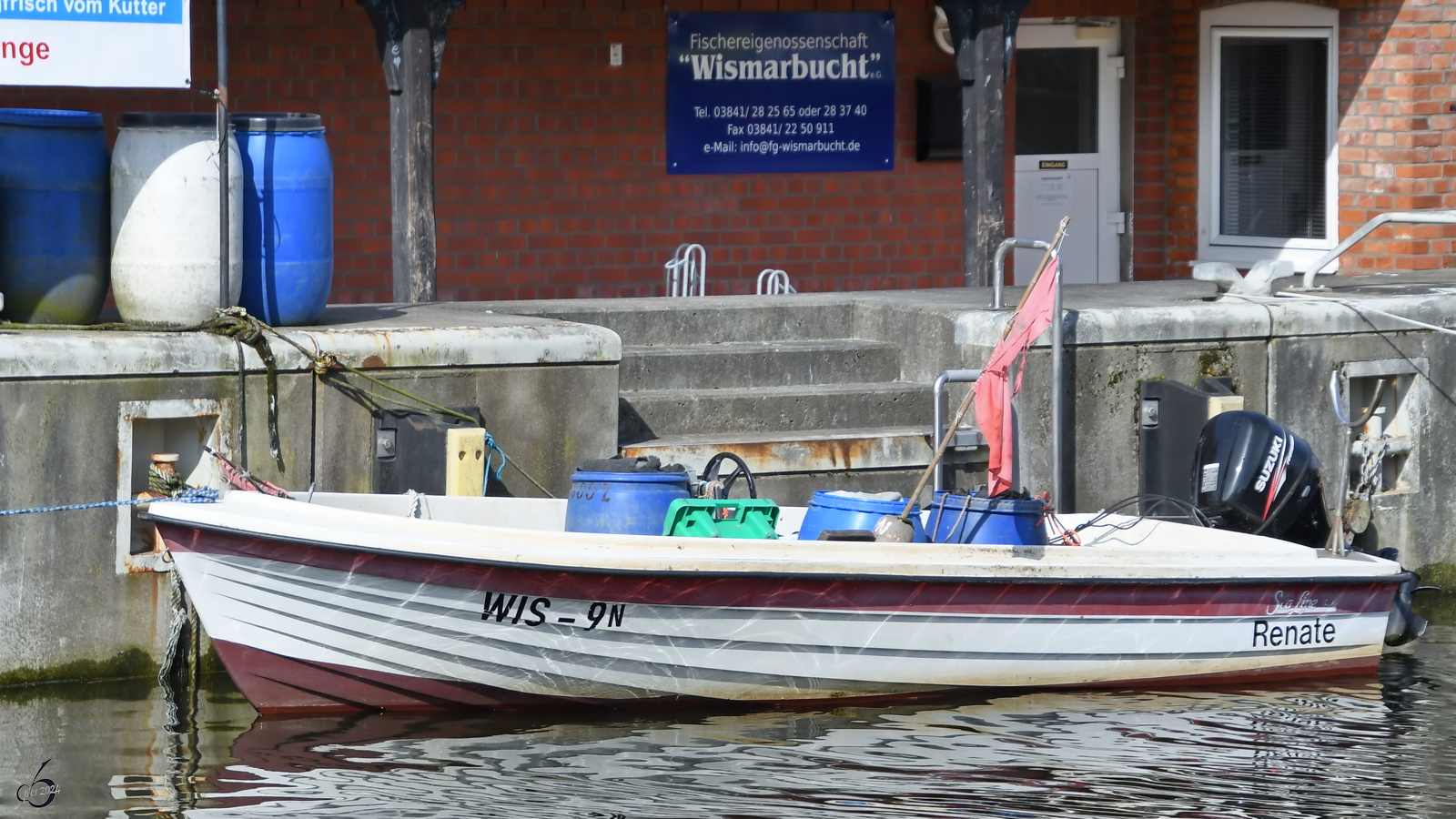 Das Fischereiboot WIS-9N  RENATE  ist hier in Wismar zu sehen. (April 2024)