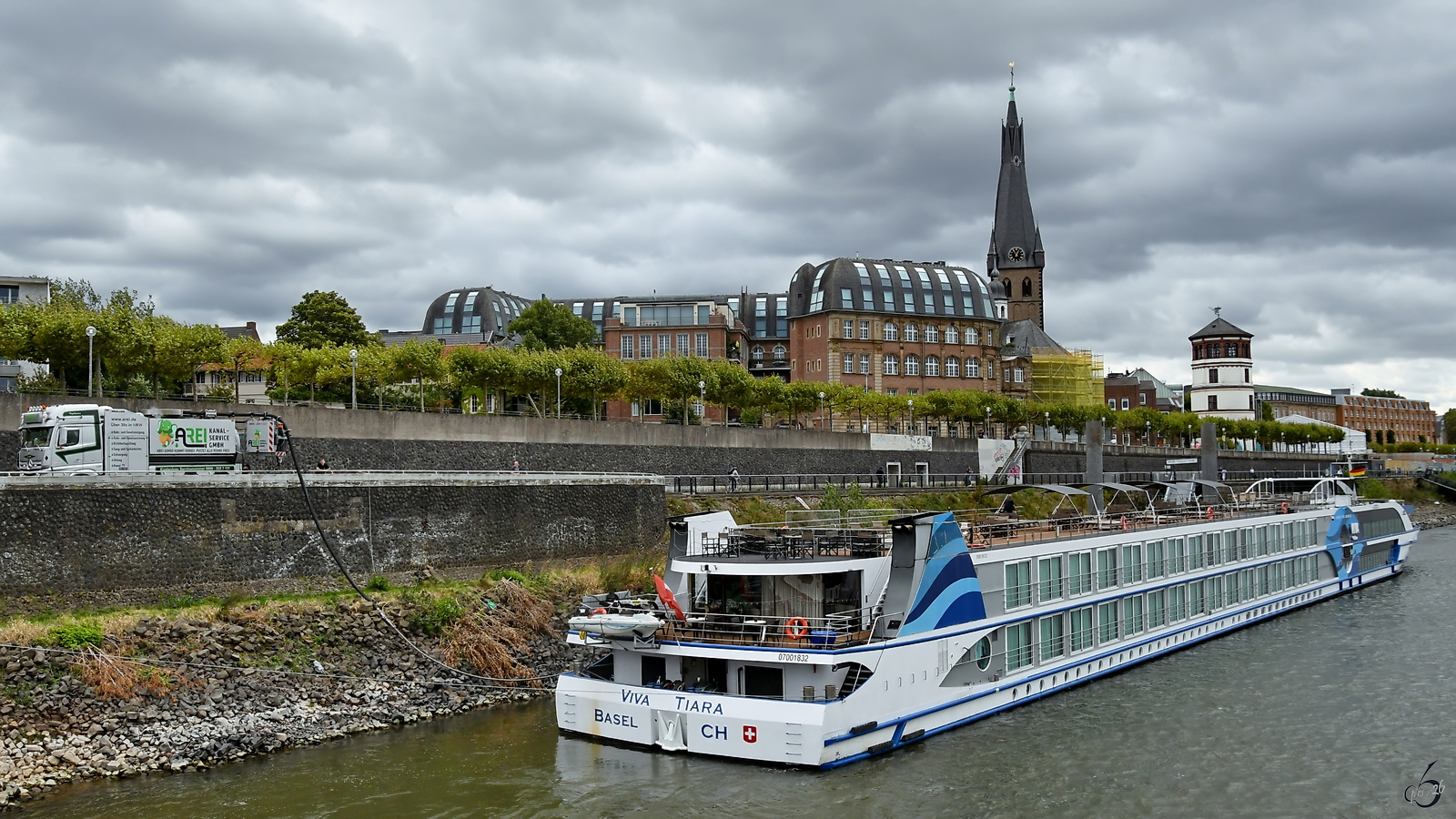 Das Flusskreuzfahrtschiff VIVA TIARA (ENI: 07001832) wurde 2006 in Dienst gestellt und war Anfang September 2026 in D�sseldorf anzutreffen.
