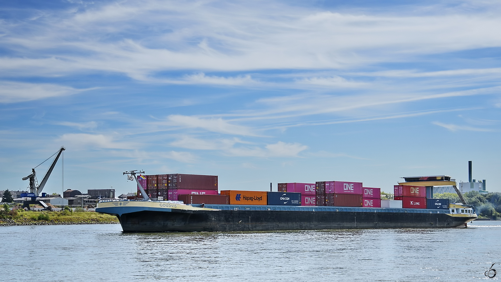 Das Frachtschiff GOUDVIS (ENI: 02330727) befuhr mit Containern beladen rheinabwährts. (Duisburg, September 2025)