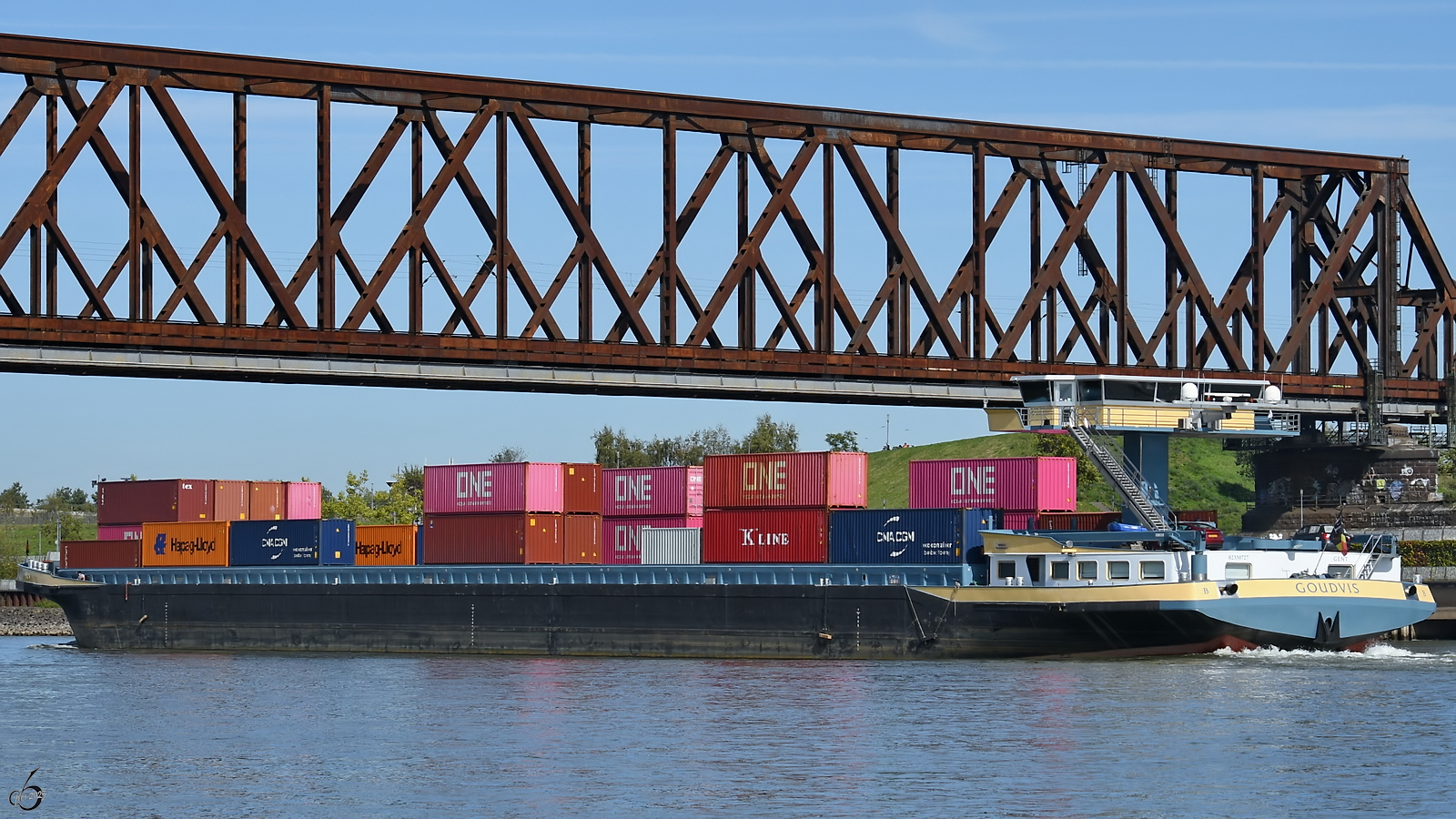 Das Frachtschiff GOUDVIS (ENI: 02330727) befuhr mit Containern beladen rheinabwährts. (Duisburg, September 2025)