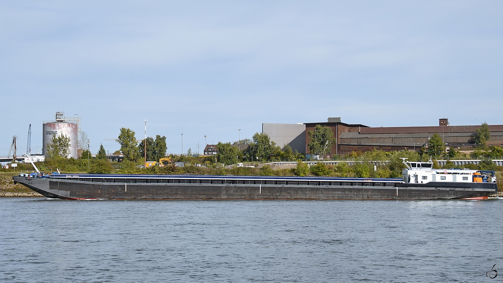 Das Frachtschiff HELENA-ADRIAN (ENI: 02104585) befährt den Rhein bei Duisburg. (September 2025)