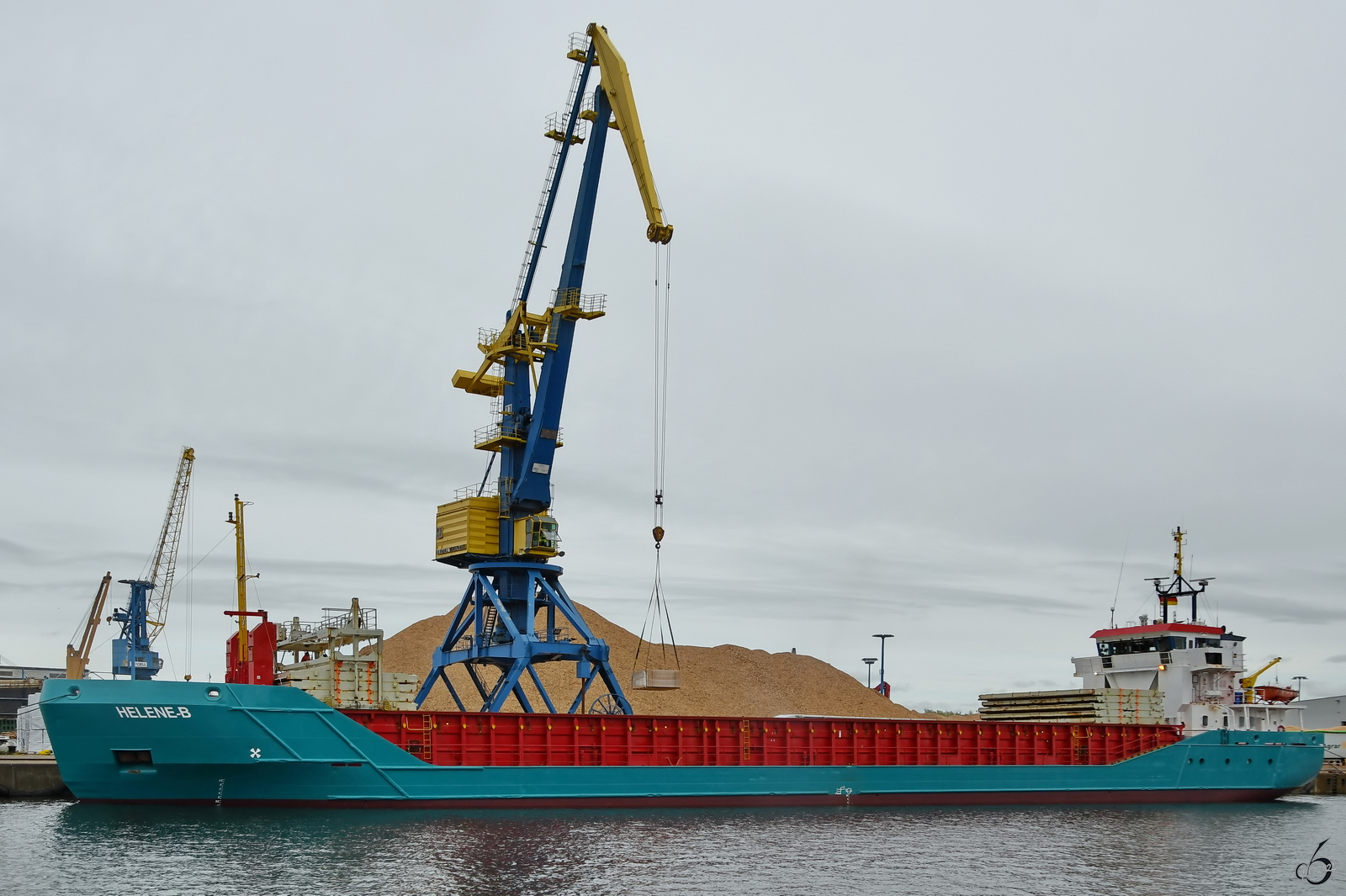 Das Frachtschiff HELENE-B (IMO: 9195406) wird gerade beladen, so gesehen im April 2024 im Wismarer Hafen.