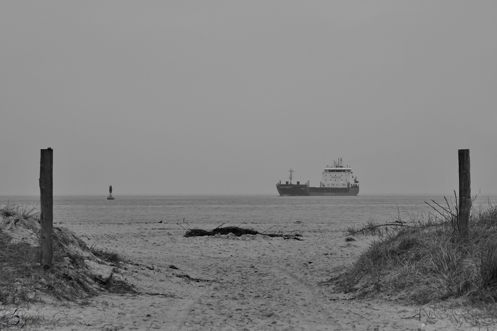 Das Frachtschiff NYLAND (IMO: 9436240) ist hier Ende März 2024 bei der Ankunft in Travemünde zu sehen.