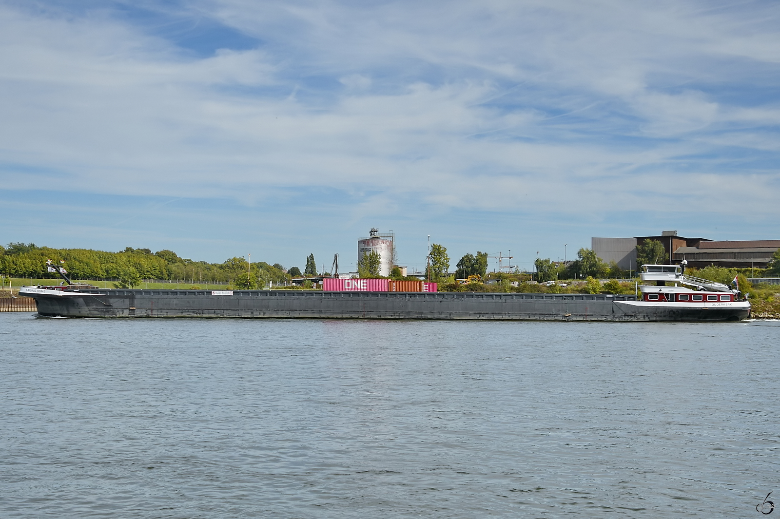 Das Frachtschiff SAILING HOME (ENI: 02330197) fährt den Rhein hinab, so gesehen im September 2025 bei Duisburg.