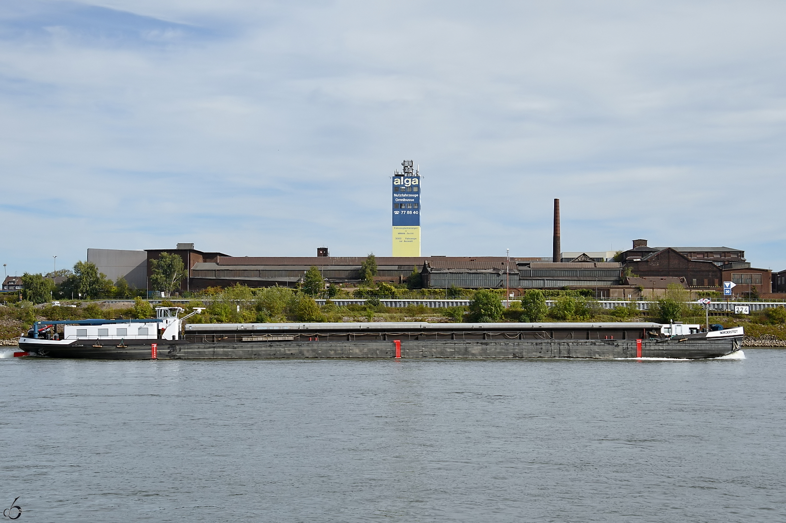 Das Gütermotorschiff NORDERSTEDT (ENI: 04010400) passiert den Rhein bei Duisburg. (September 2025)