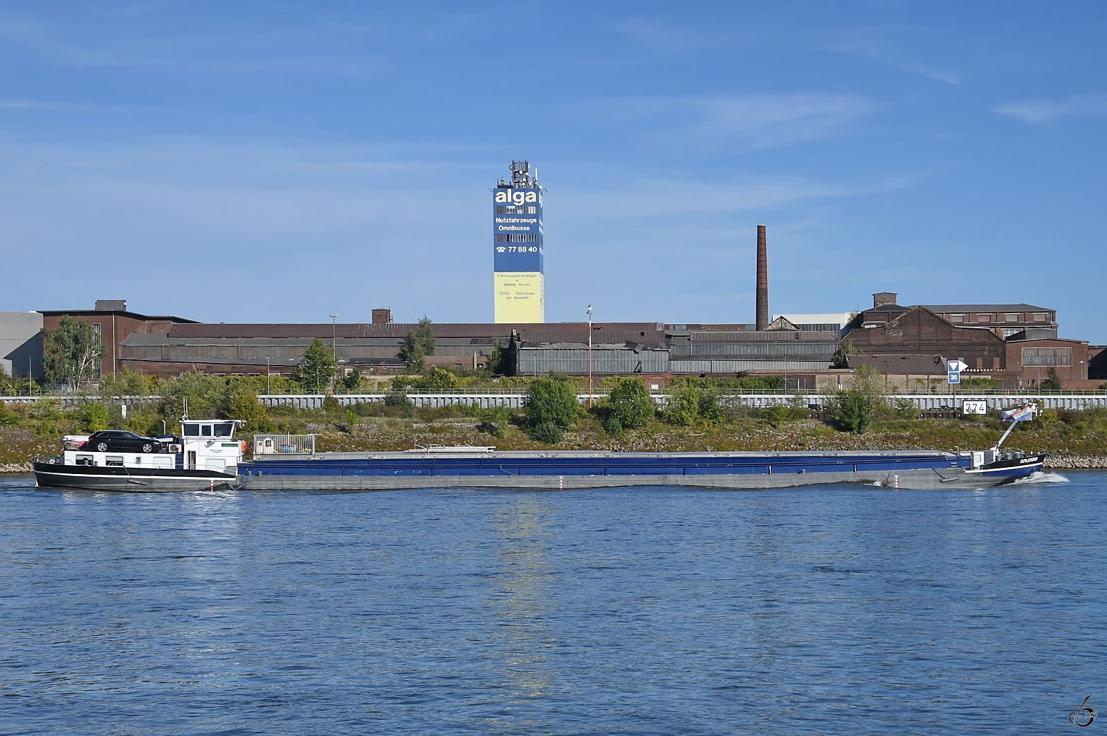 Das Gütermotorschiff SPLENDID (ENI: 02331217) fährt den Rhein hinauf. (Duisburg, September 2025) 