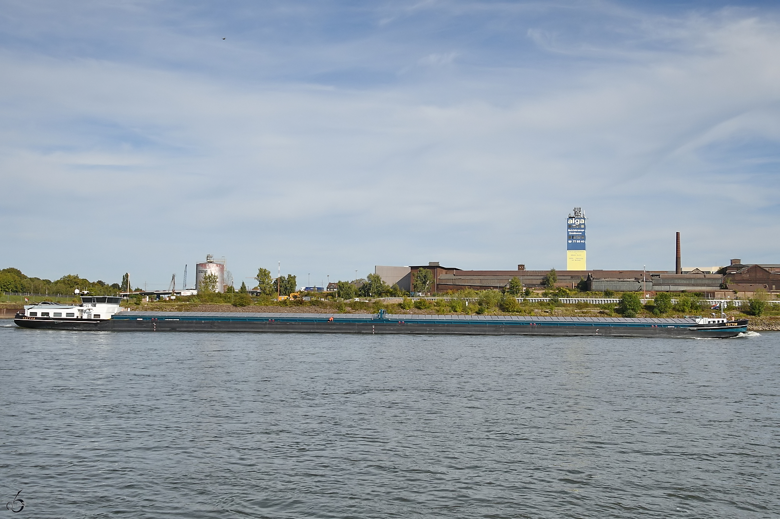 Das Gütermotorschiff VECTOR (ENI: 02331015) fährt rheinabwärts, so gesehen Ende September 2025 in Duisburg.