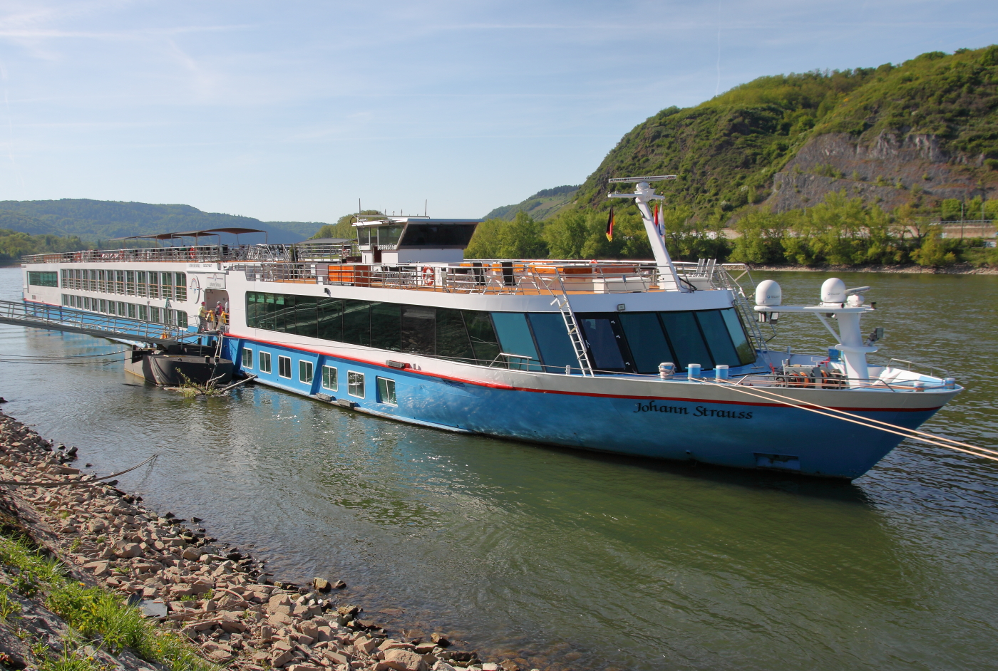 Das Kabinen-Fahrgastschiff JOHANN STRAUSS (ENI02327687) lag am 30.04.2025 am Rheinufer in Andernach.