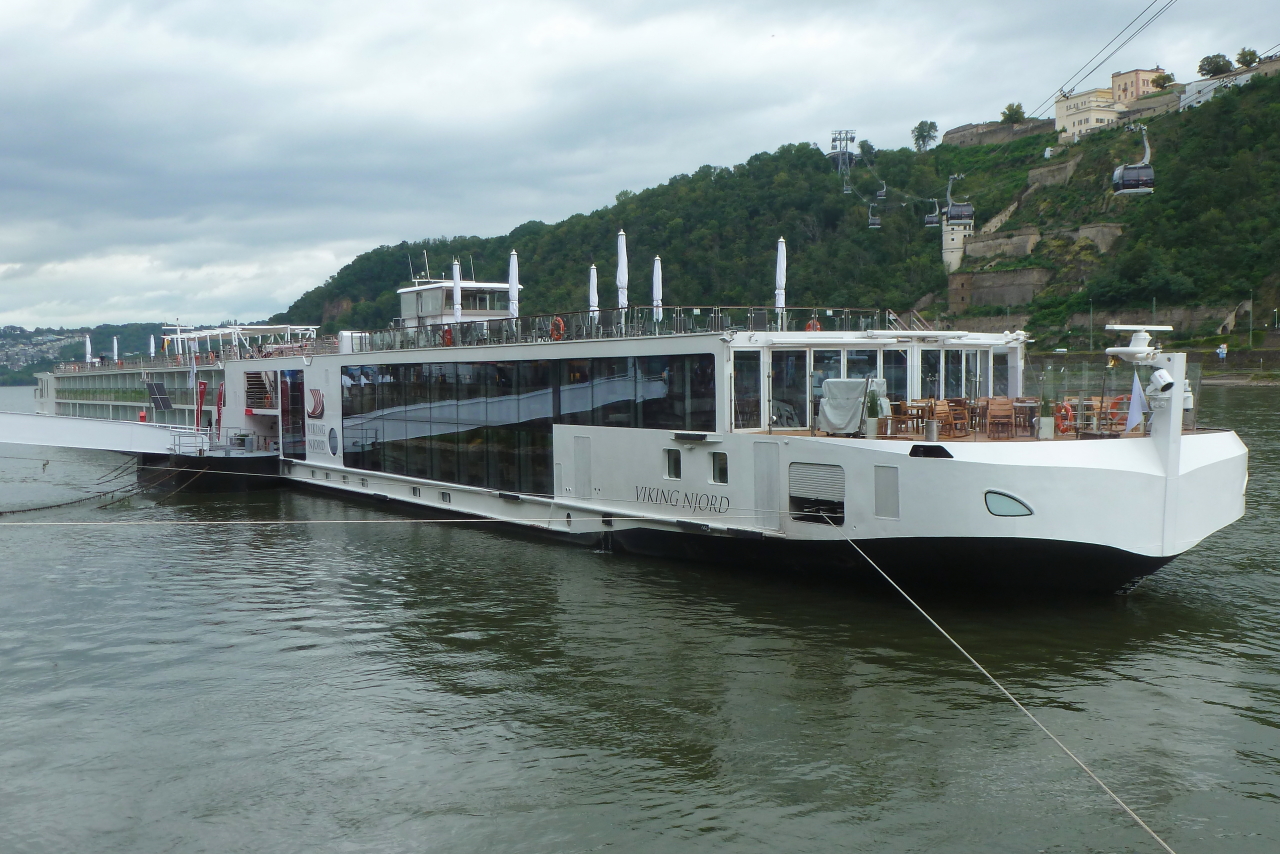 Das KFGS VIKING NJORD (ENI: 07001955), Bj 2012, von Viking River Cruises AG, Basel, liegt am 12.08.2023 am Anleger auf dem Rhein in Koblenz.
