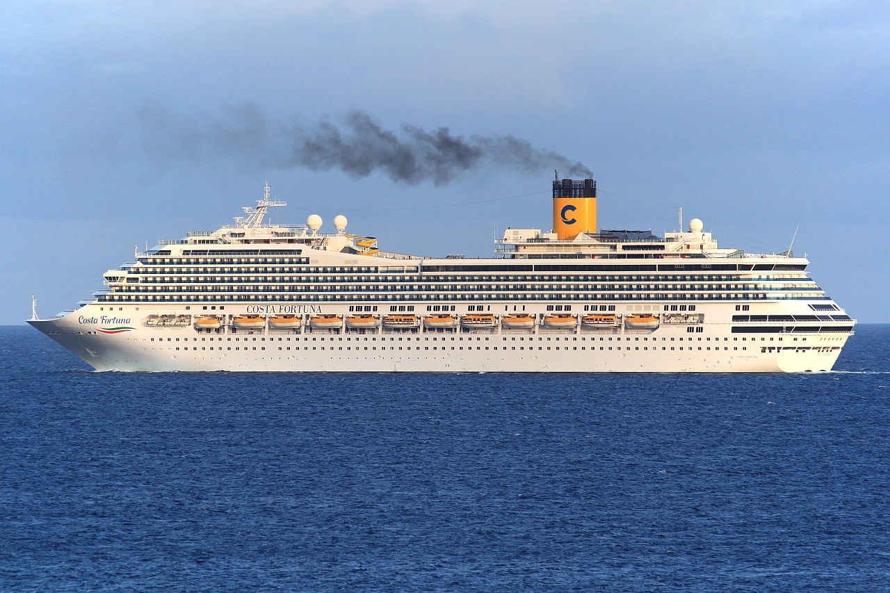 Das Kreuzfahrtschiff COSTA FORTUNA am 19.06.2023 vor Canico/Madeira auf dem Weg von Funchal nach Barcelona.