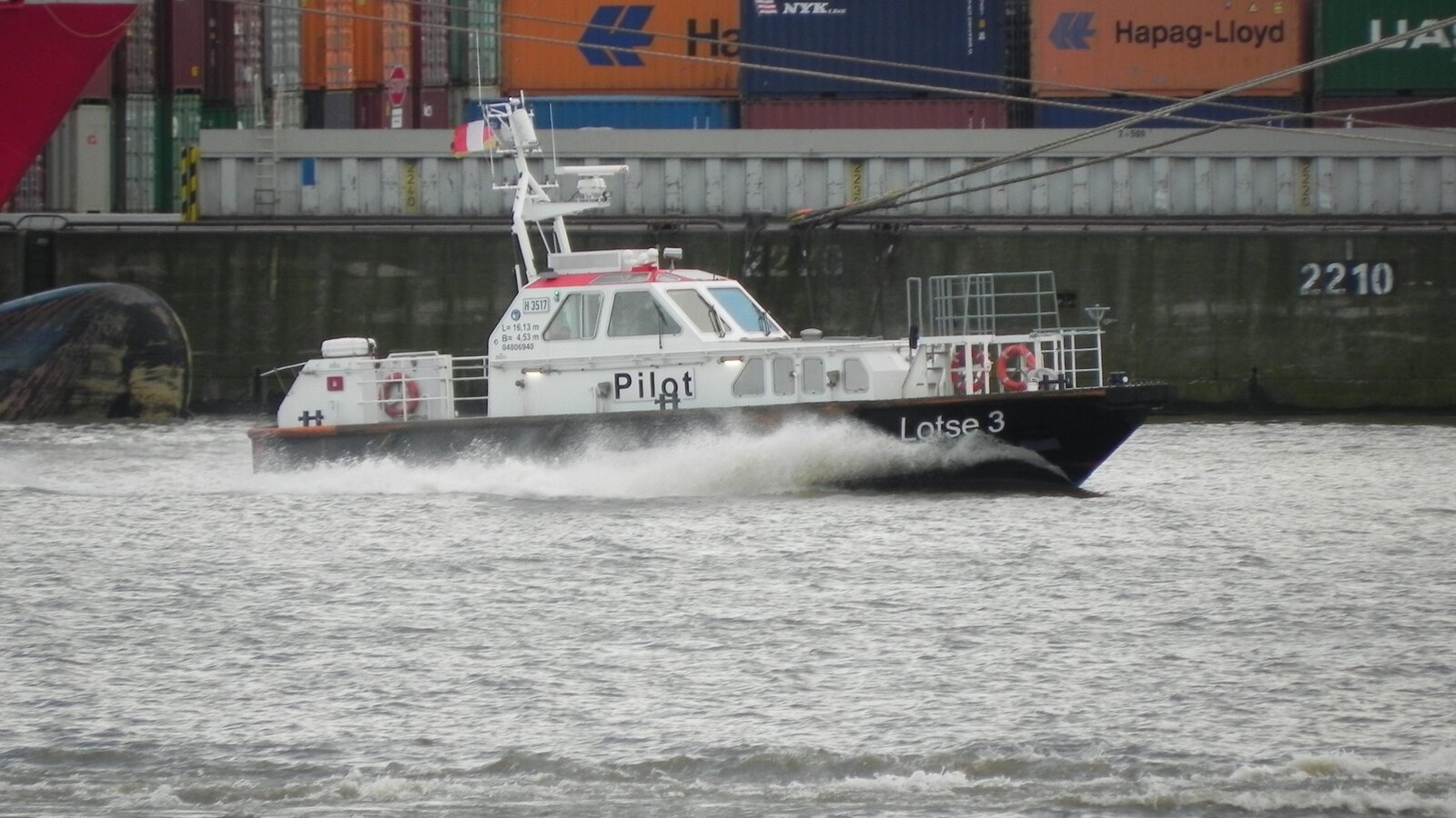 Das Lotsenboot  LOTSE 3  (ENI 04806940), am 25.10.22 vor dem Athabaskakai im Hamburger Hafen. Das Schiff wurde im Jahr 2008 auf der Schiffswerft Hermann Barthel in Derben gebaut und hat eine Maschinenleistung von 2x 450 PS (2x MAN D2876 LE 406)was ihm eine Geschwindigkeit von 22 Knoten (knapp 41 km/h) erlaubt.

