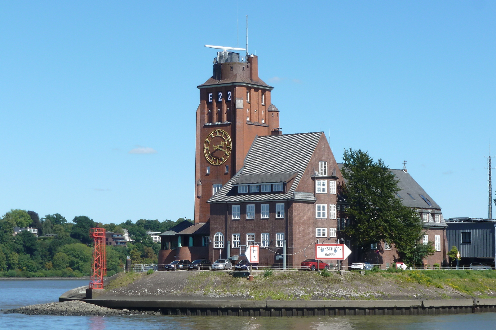 Das Lotsenhaus Seemannshöft mit dem Leuchtfeuer Seemannshöft an der Einfahrt zum Köhlfleet-Hafen bei Hamburg-Waltershof. Aufnahmedatum: 18.08.2025.