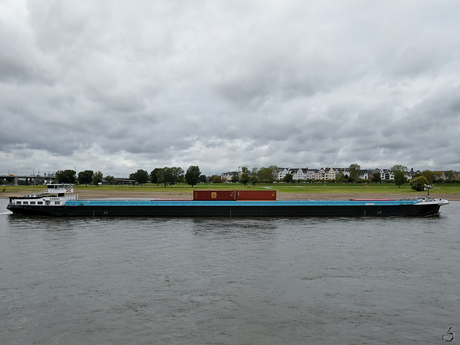 Das mit wenigen Containern beladene G�termotorschiff IVERNA (ENI: 02331998) bef�hrt den Rhein, so gesehen Anfang September 2025 in D�sseldorf.