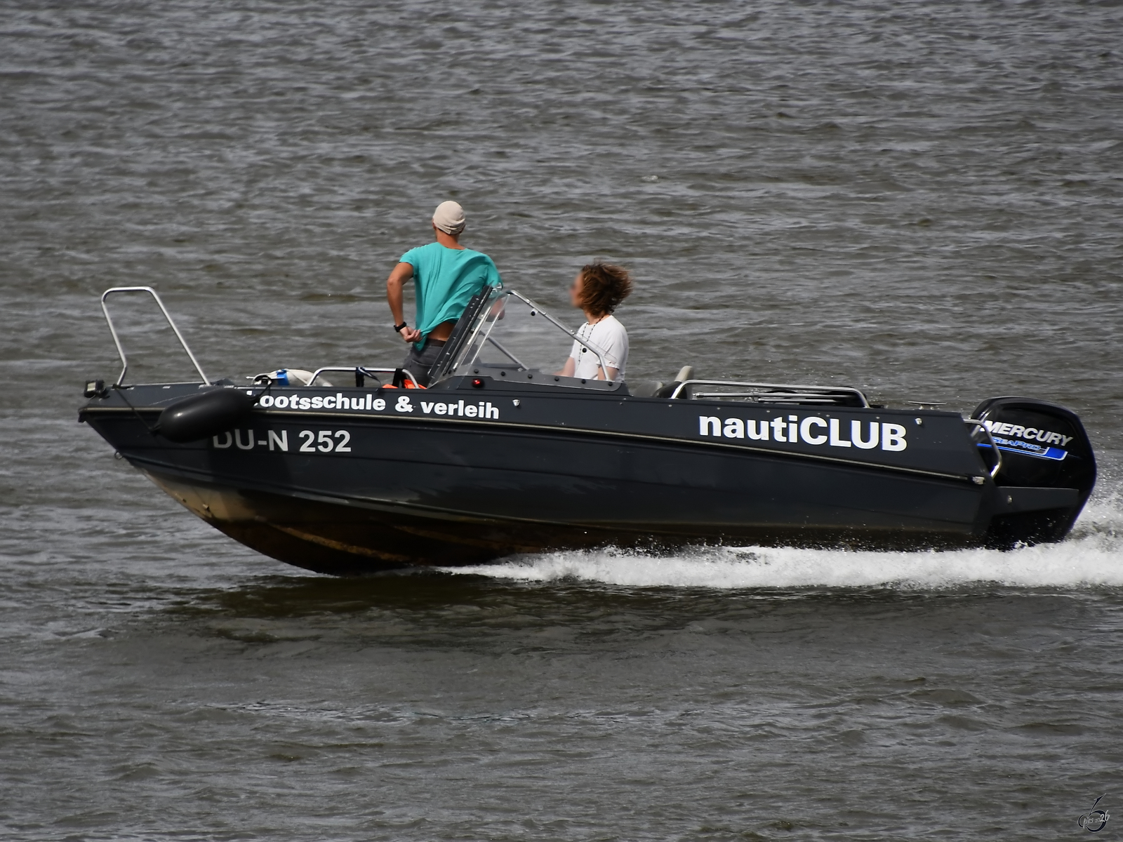 Das Motorboot DU-N 252  fegte  Anfang September 2026 in D�sseldorf �ber den Rhein.