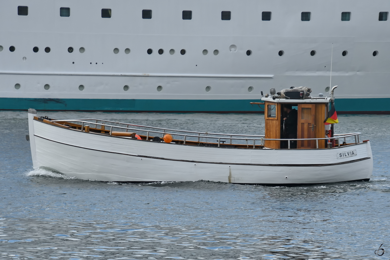 Das Motorboot SILVIA befährt die Trave. (Priwall, Mai 2023)