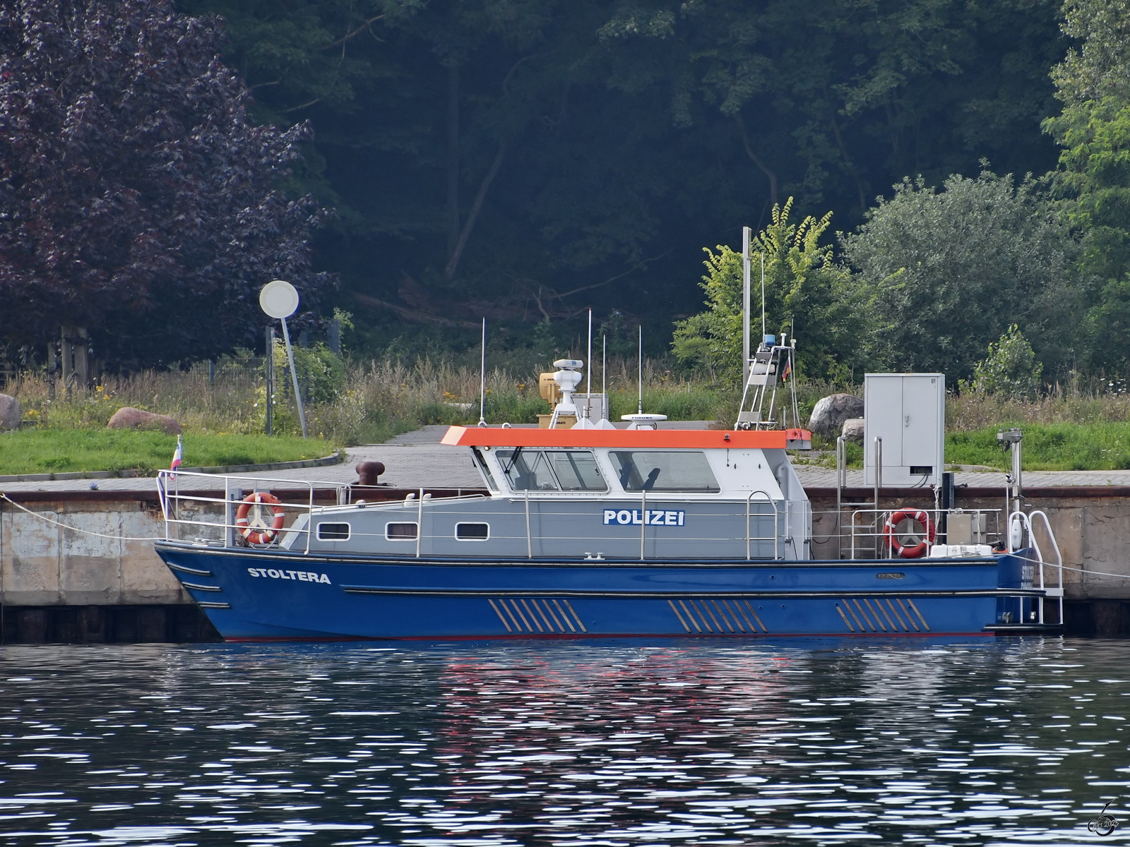 Das Polizeiboot STOLTERA wartet im Hafen von Sassnitz auf den nächsten Einsatz. (August 2023)