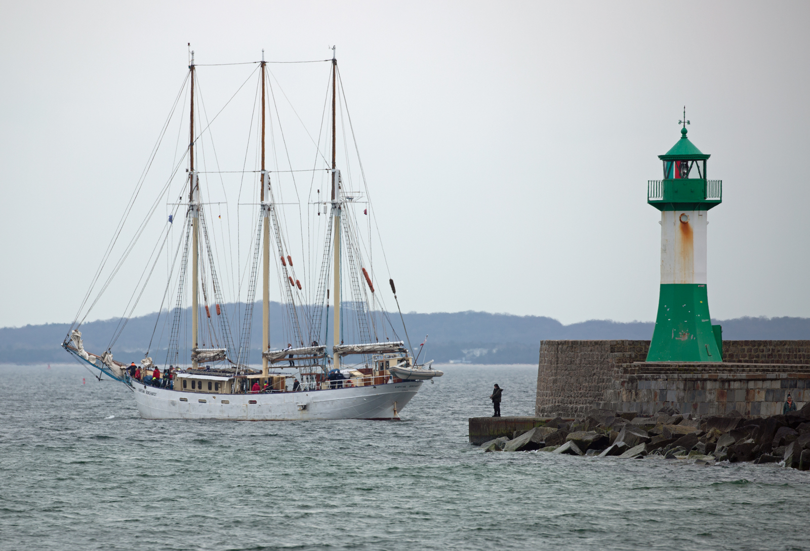 Das polnische Segelschulschiff, der Gaffelschoner KAPITAN BORCHARDT an der  Sassnitzer Ostmole. - 20.03.2023
