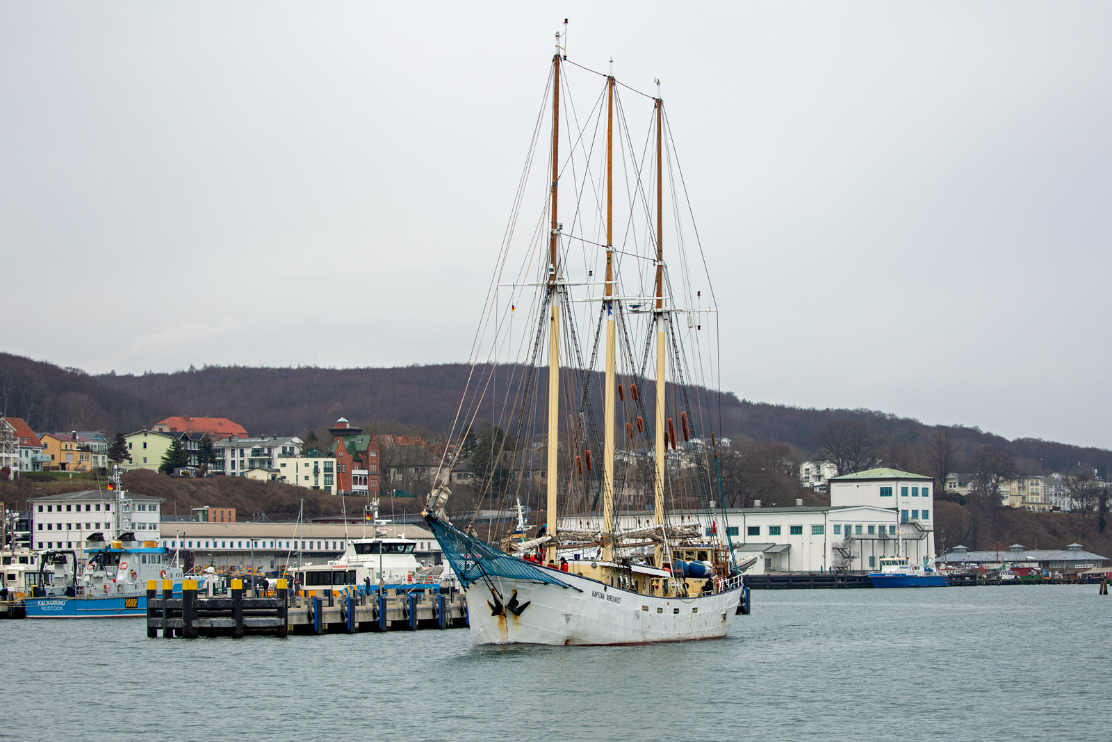 Das polnische Segelschulschiff, der Gaffelschoner KAPITAN BORCHARDT im Sassnitzer Hafen. - 22.03.2023