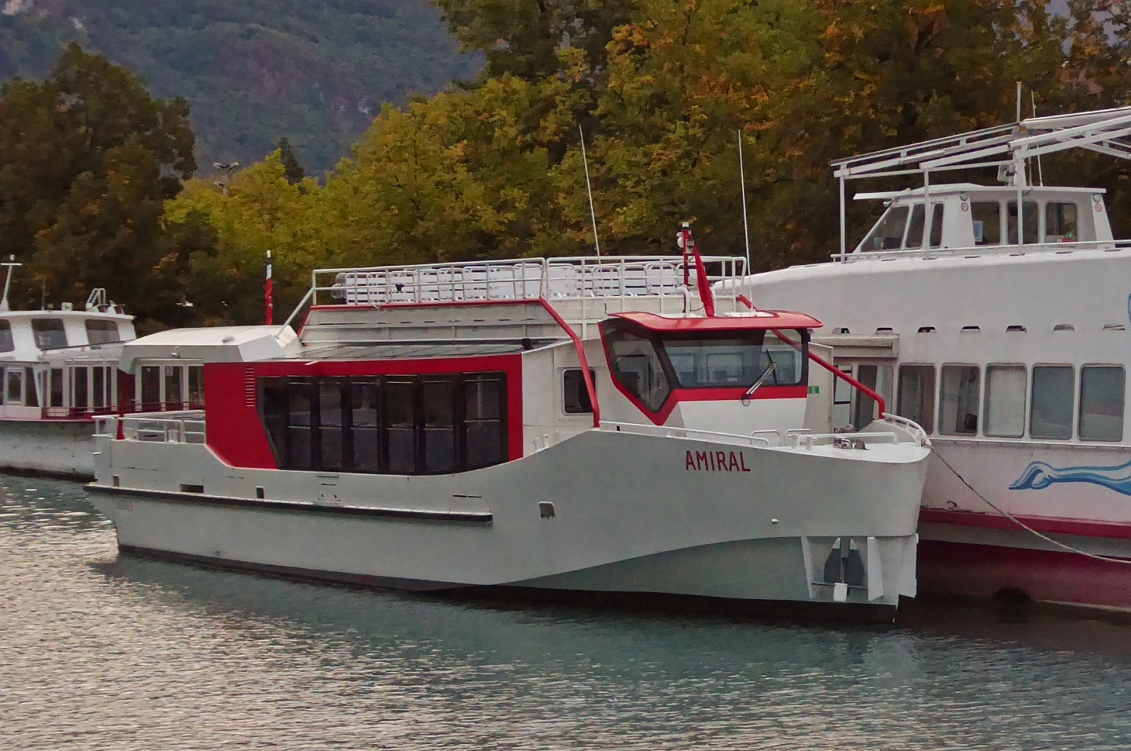 Das Rundfahrtschiff „Amiral“, ENI 01841531, ist das erste Hybridboot auf dem See von Annecy, Eigner ist die „Companies des bateaux du lac d’Annecy“, war wegen der Pandemie 2 Jahre auf Trockendeck, wurde 2022 zum ersten Mal in Betrieb genommen, hat am Katamaran „CYGNE“ am Anleger in Annecy festgemacht. 09.2022 