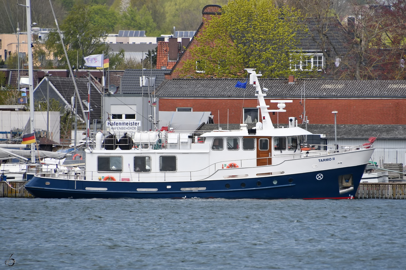 Das Schiff TARMO II ist für die Deutsche See-Bestattungs-Genossenschaft (DSBG) im Einsatz. (Travemünde, Mai 2023)