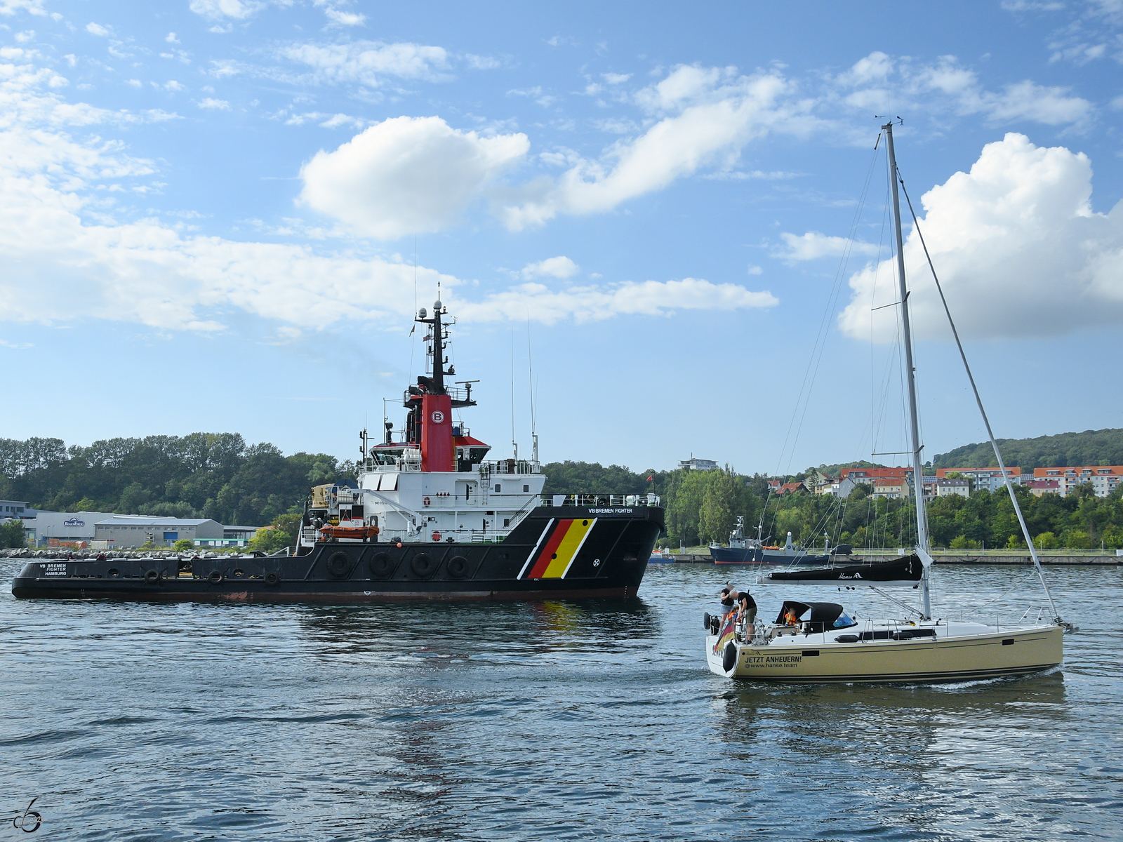 Das Schleppschiff BREMEN FIGHTER (IMO: 9321287) und das Seegelboot SENFKUH kommen gerade im Hafen von Sassnitz an. (August 2023)