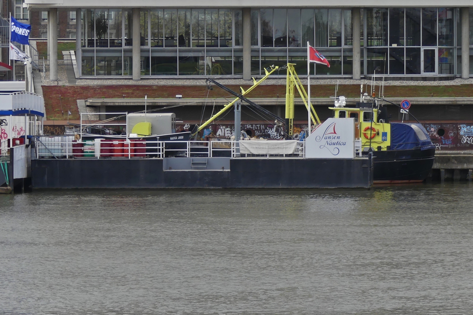 Das Schubboot, 03900094, Jansen Nautica, am Ufer der Maas in Maastricht. 04.2024