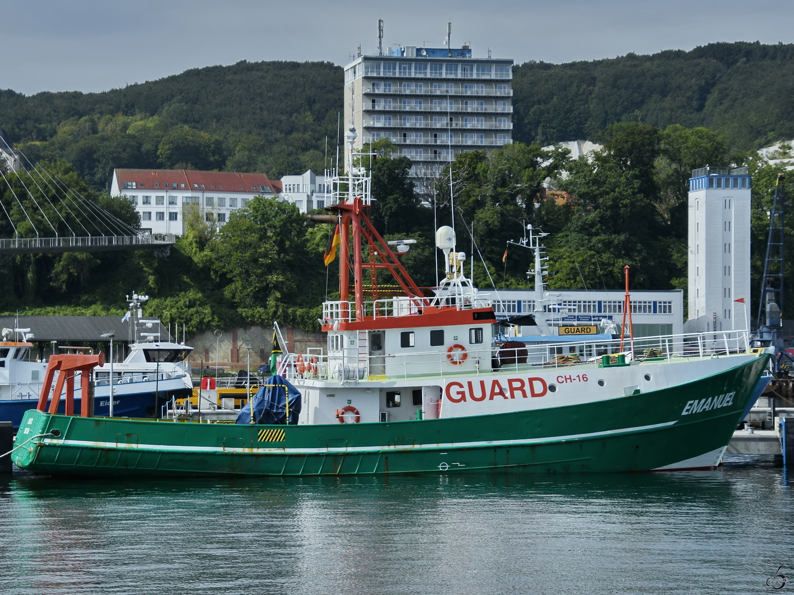 Das Sicherheitsschiff CH-16 EMANUEL (IMO: 7902439) hat im Sassnitzer Hafen angelegt. (August 2023)