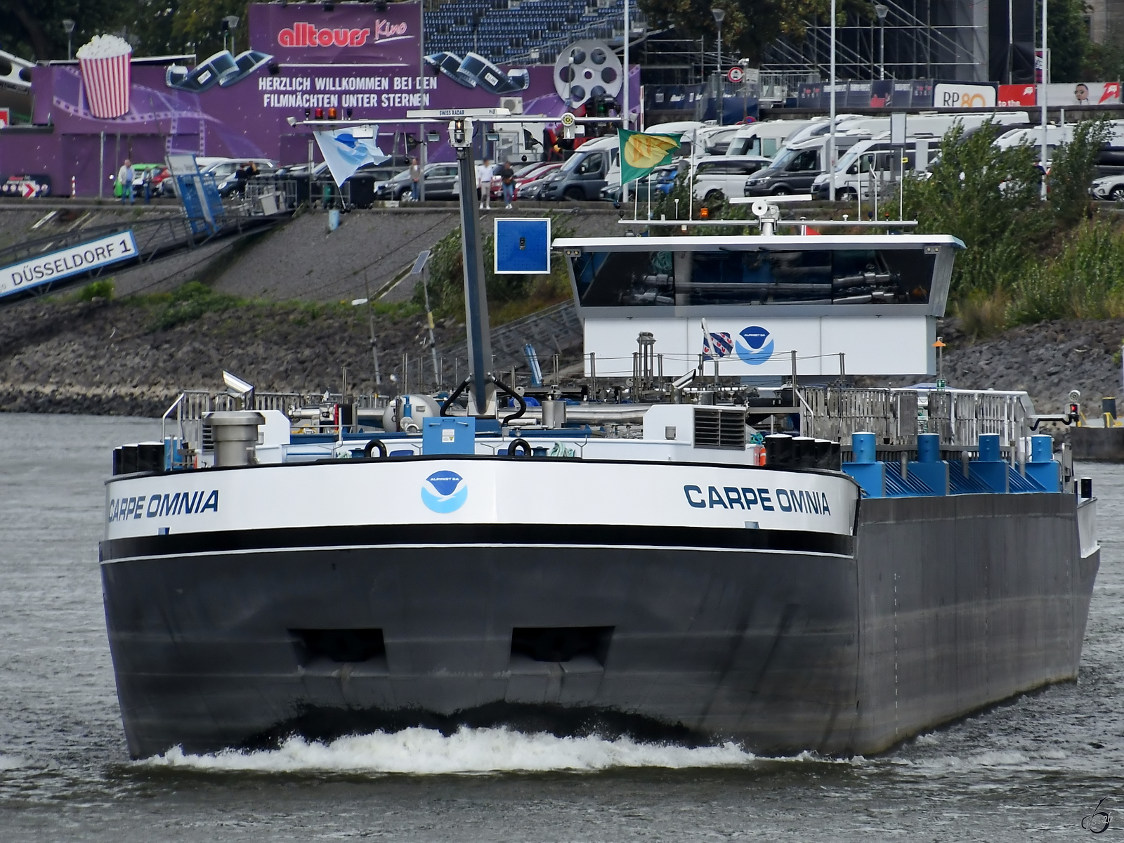 Das Tankmotorschiff CARPE OMNIA (ENI: 02340467) ist hier Anfang September 2026 auf dem Rhein in D�sseldorf zu sehen.
