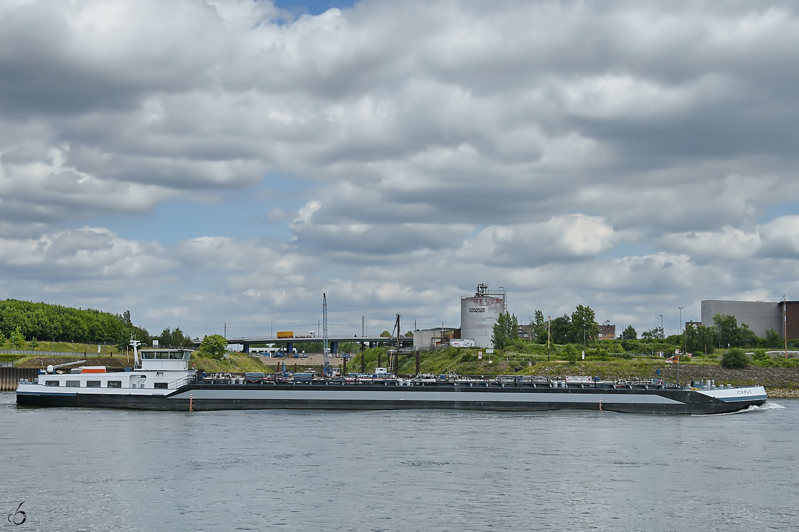 Das Tankmotorschiff ICARUS (ENI: 02325626) fährt Rhein abwärts, so gesehen im Mai 2025 bei Duisburg.