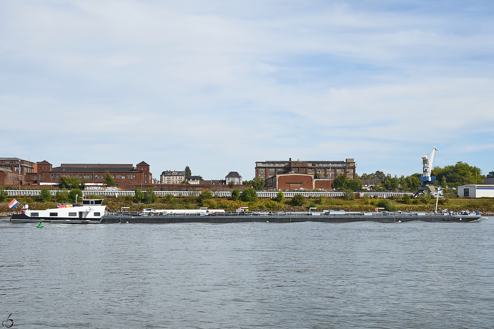 Das Tankmotorschiff LORIJN (EIN: 07001708) fährt den Rhein hinauf. (Duisburg, September 2025)