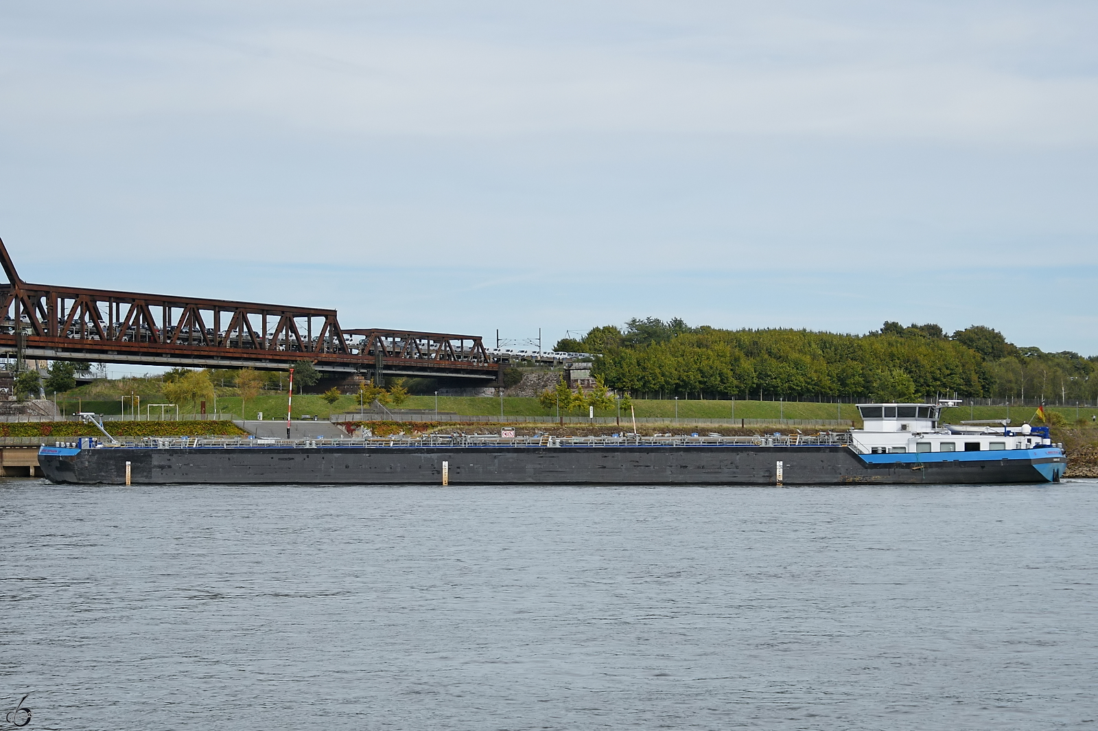 Das Tankmotorschiff MARGRET DEYMANN (ENI: 02327182) ist hier auf dem Rhein bei Duisburg-Wanheimerort zu sehen.