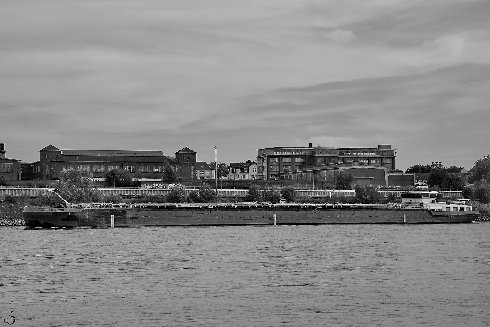 Das Tankmotorschiff MARGRET DEYMANN (ENI: 02327182) ist hier auf dem Rhein bei Duisburg-Wanheimerort zu sehen. 