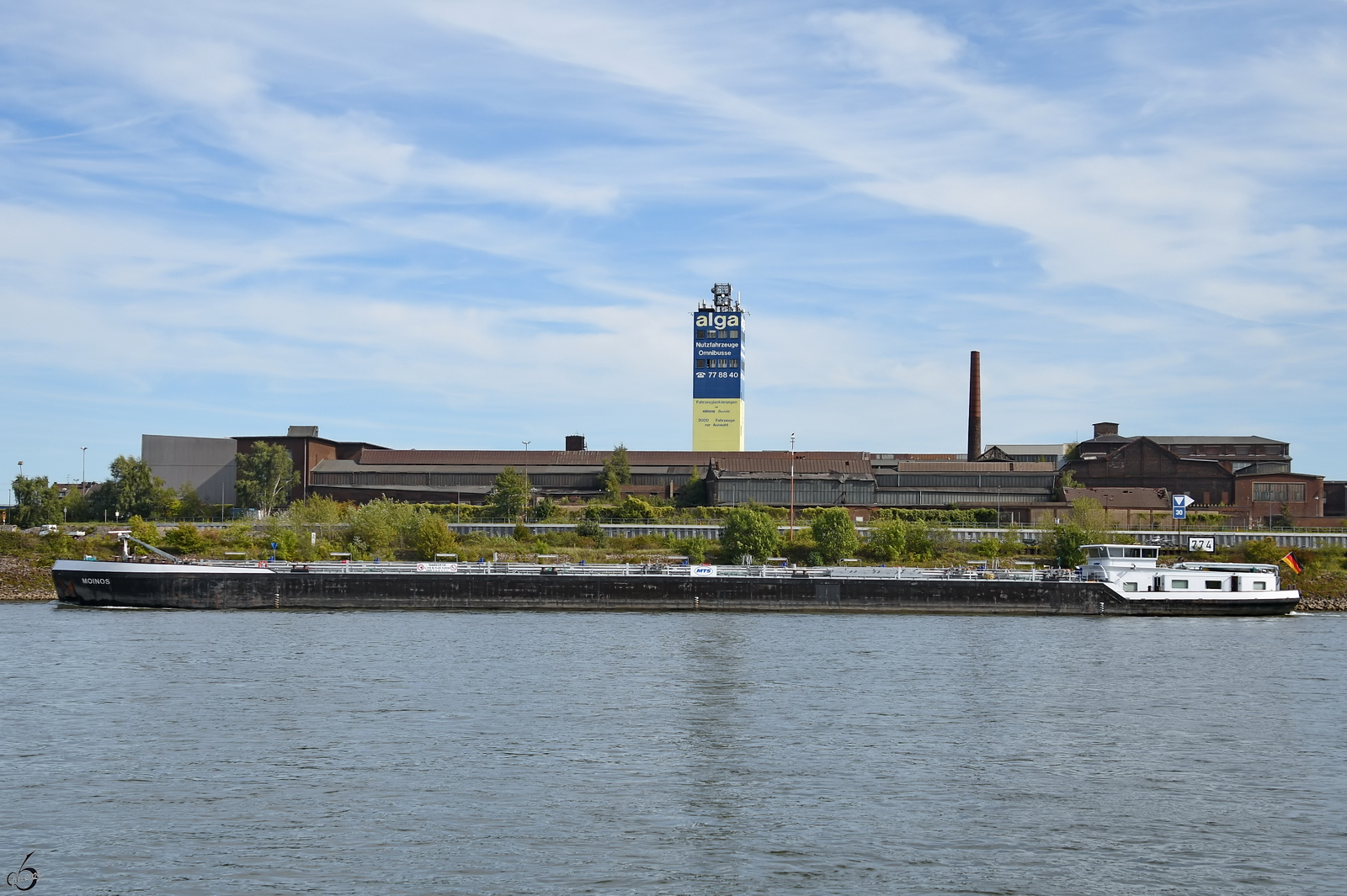 Das Tankmotorschiff MOINOS (ENI: 04803510) fährt rheinaufwärts, so gesehen Ende September 2025 in Duisburg.