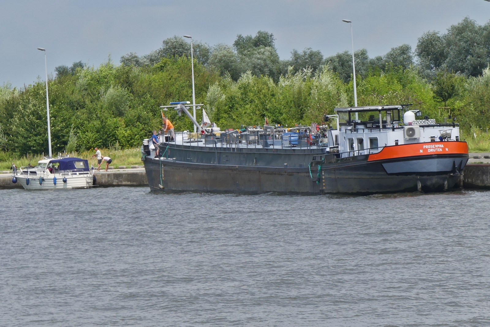Das Tankschiff PROSERPINA, ENI 02006208, wartet am Anleger an der Schleuse Lanaye, auf grnes Licht zur Einfahrt in die Schleusenkammer. 17.07.2024