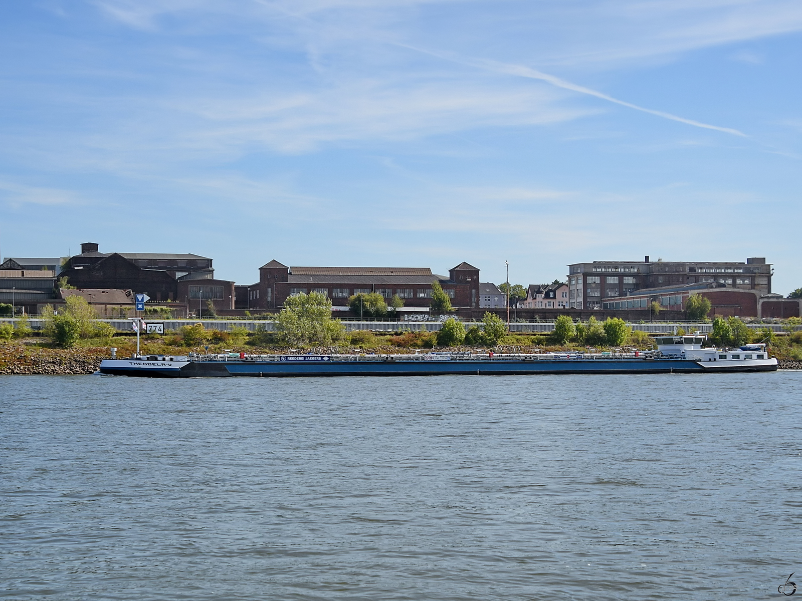 Das Tankschiff THEODELA-V (ENI: 06105714) war Ende September 2025 auf dem Rhein bei Duisburg zu sehen.