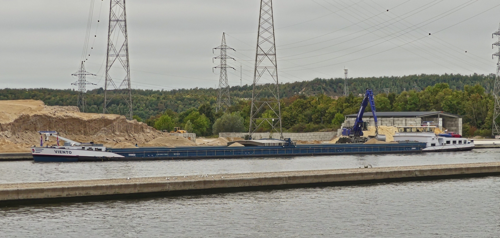 Das vor uns her fahrende GMS VIENTO, IMO 02338635; L 110 m; B 10,50 m; t 2641; gemeldet in Raamsdonksveer (NL), hat den Anleger im Hafen von Lon, erreicht und es wird sofort mit dem Entladen angefangen. 18.09.2025