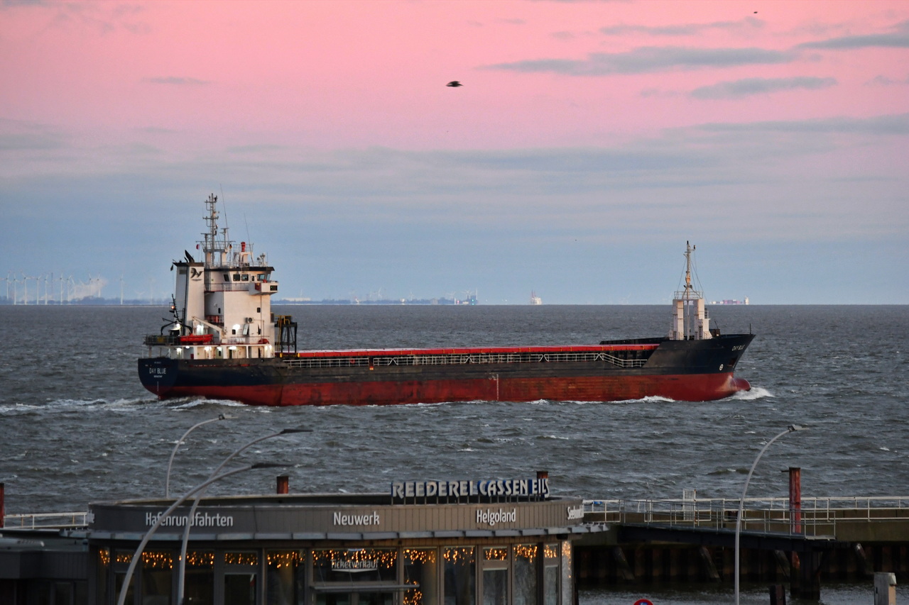 DAY BLUE , General Cargo Schiff , IMO 9184811 , Baujahr 1998 , 90 x 13 m , 24.12.2025 , Cuxhaven , Alte Liebe , 