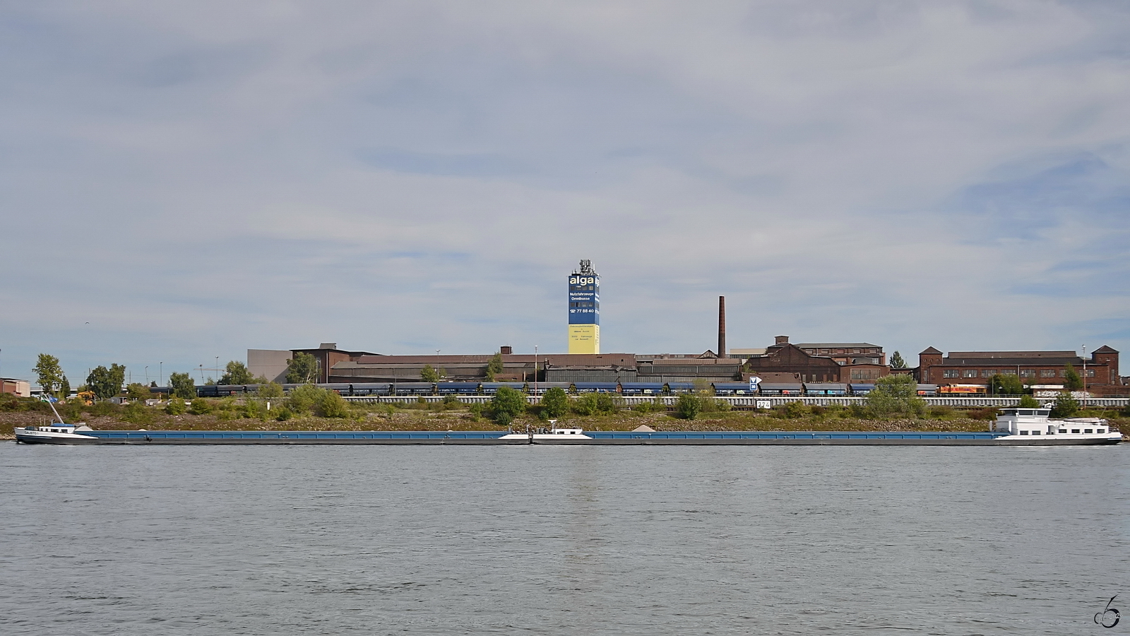 Der aus CALISTO (ENI:02331873) & CALISTO I (ENI:02332378) bestehende Koppelverband befuhr Ende September 2025 den Rhein und ist hier bei Duisburg zu sehen.