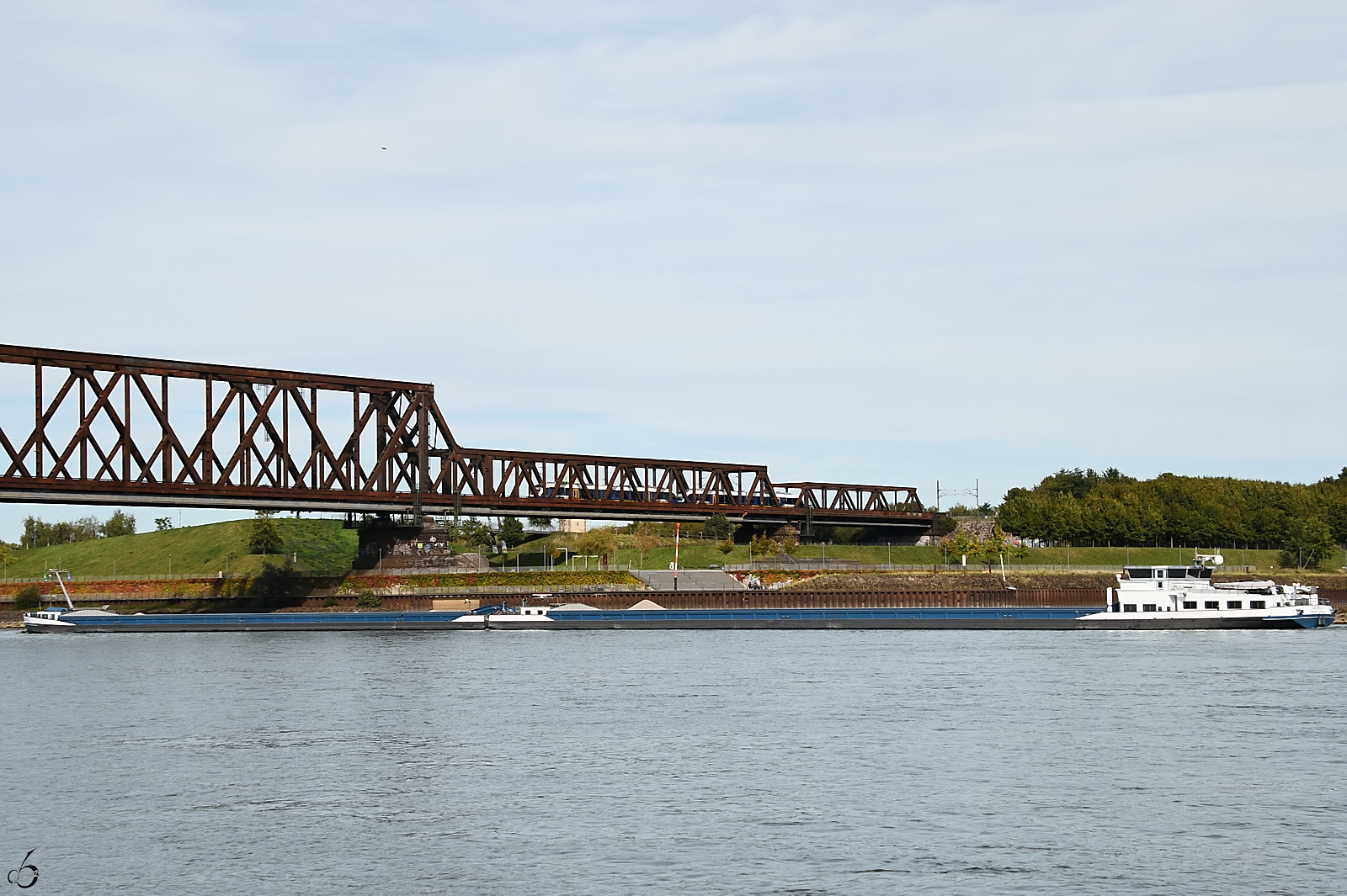 Der aus CALISTO (ENI:02331873) und CALISTO I (ENI:02332378) bestehende Koppelverband befuhr Ende September 2025 den Rhein bei Duisburg.