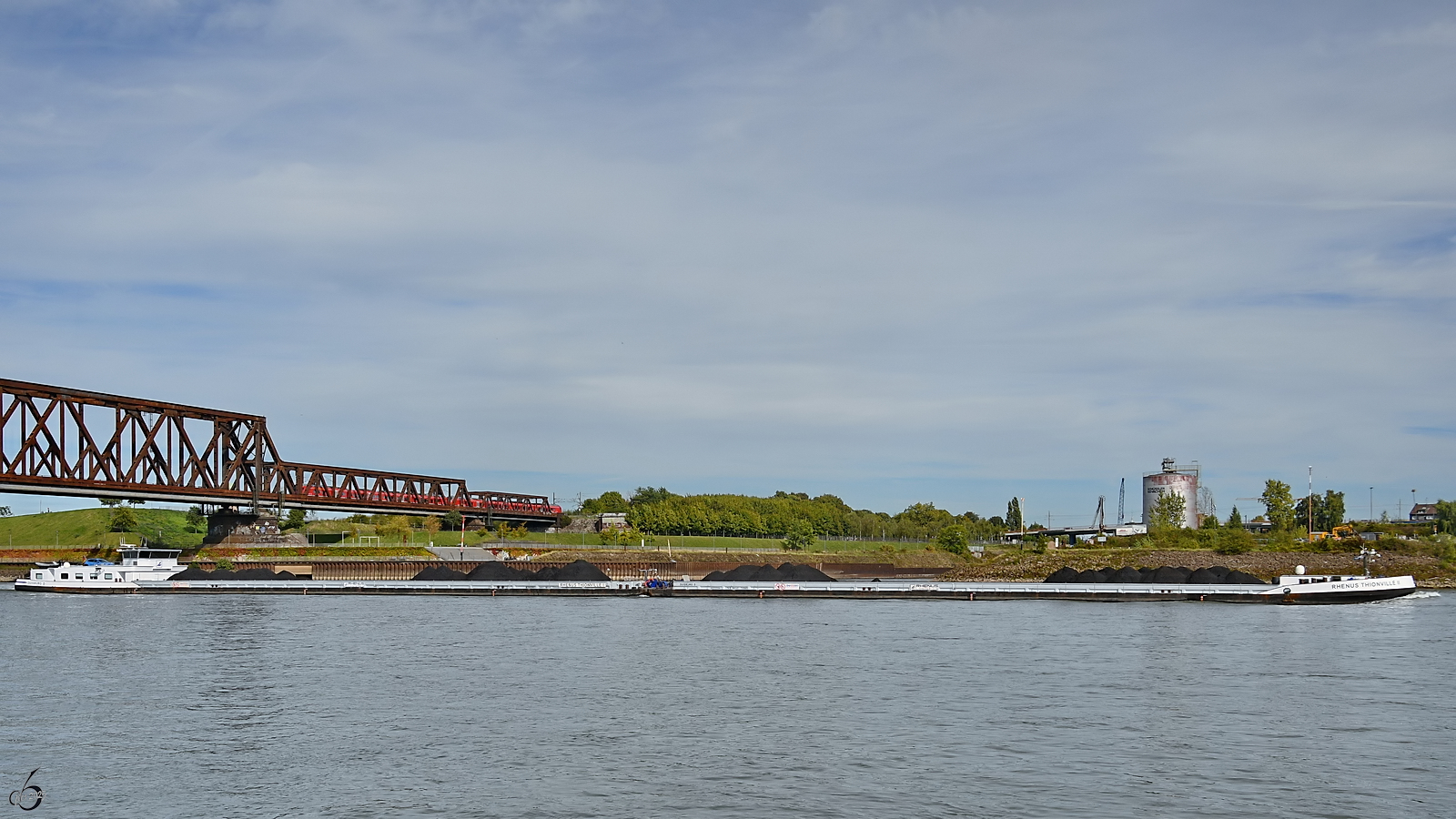 Der aus RHENUS THIONVILLE I & II (ENI: 02332593 & 02332594) bestehende Koppelverband ist auf dem Rhein unterwegs. (Duisburg, September 2025)