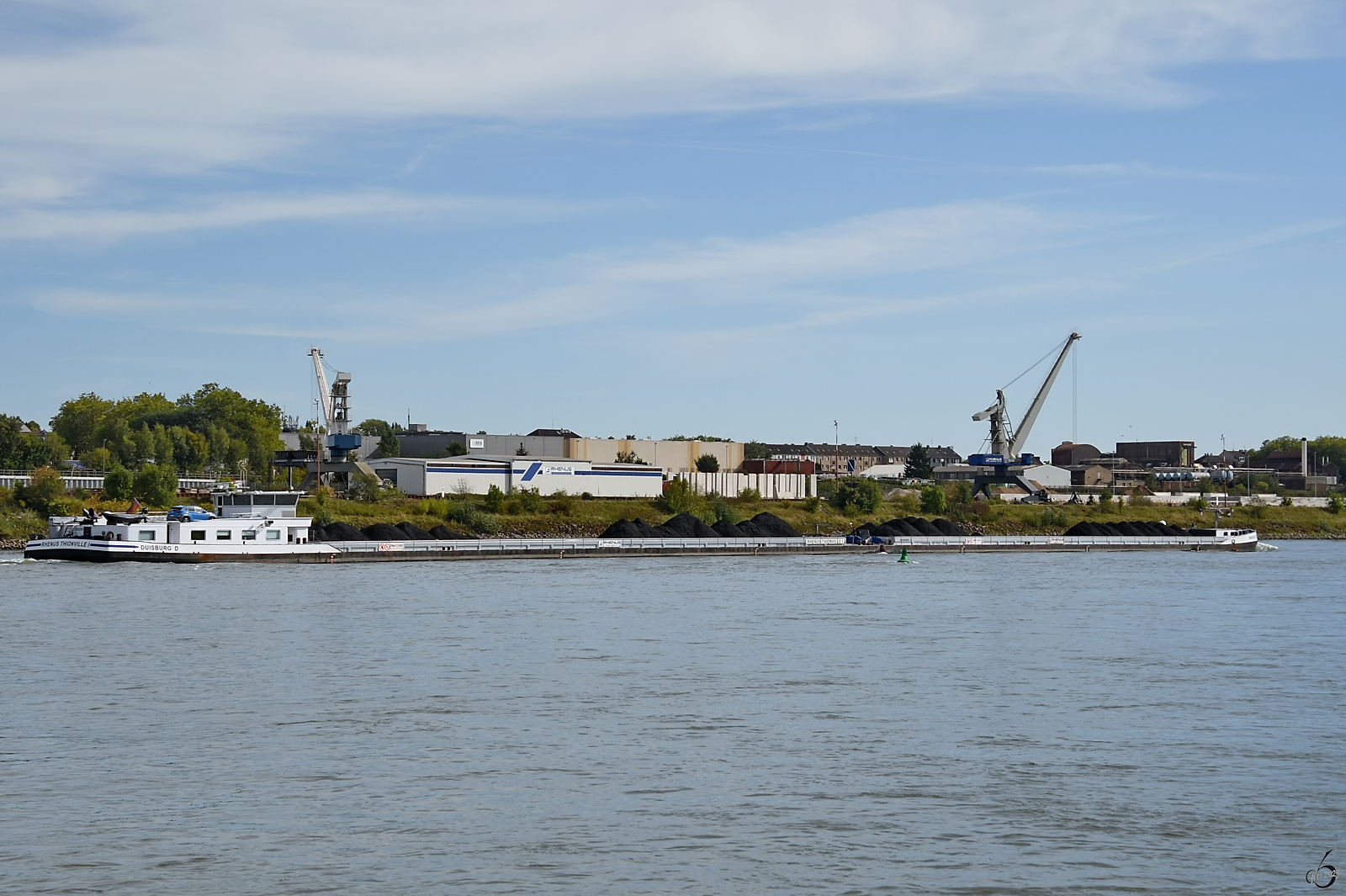 Der Koppelverband bestehend aus RHENUS THIONVILLE I & II (ENI: 02332593 & 02332594) befährt den Rhein, so gesehen Ende September 2025 bei Duisburg.