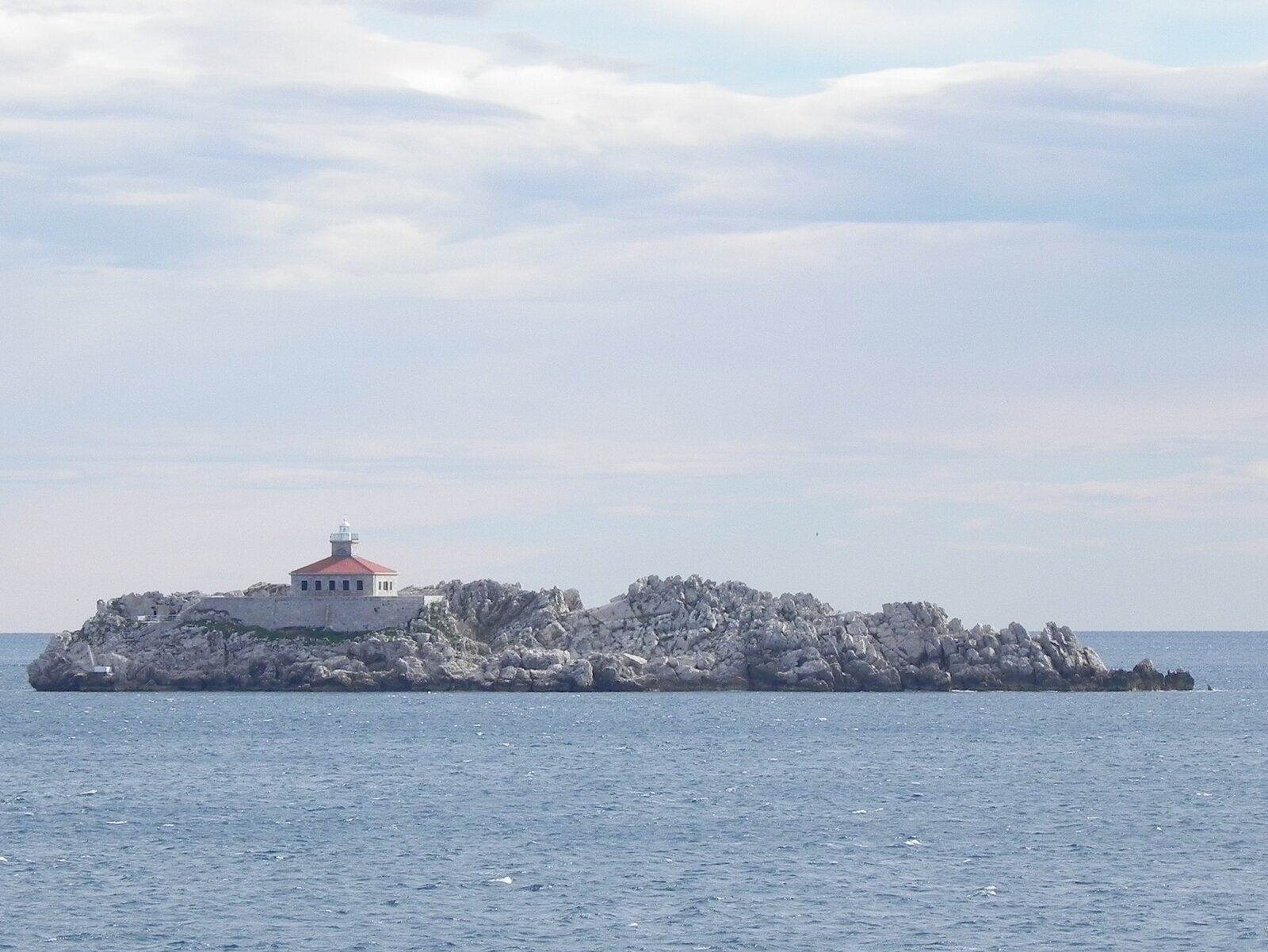 Der Leuchtturm von Grebeni wurde 1872 von der österreichisch-ungarischen Monarchie erbaut. Er befindet sich auf der Insel Grebeni, nur 500 Meter vor der Küste von Dubrovnik in Kroatien und ist inzwischen stillgelegt. Aufgenommen am 25.10.2014.