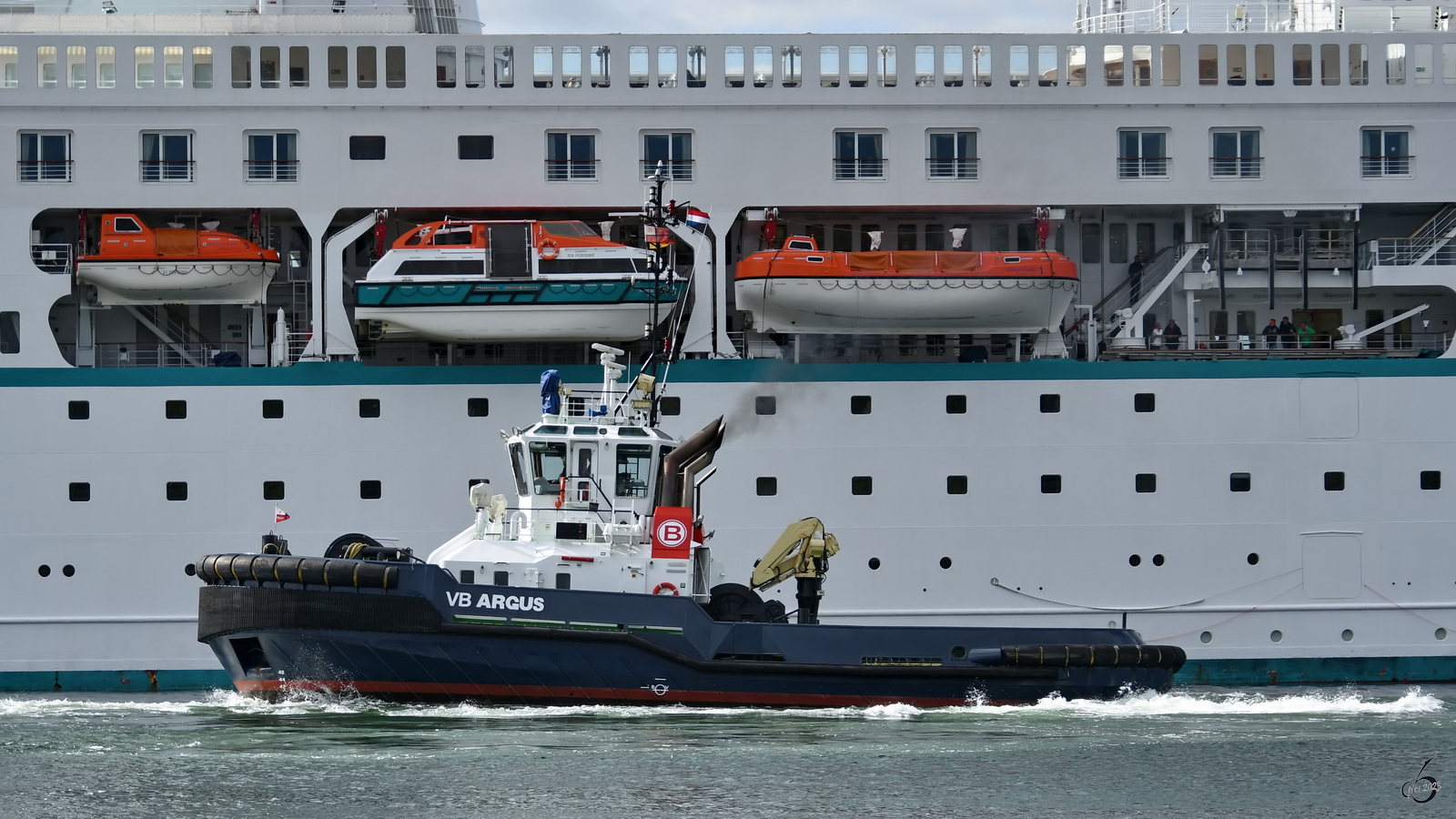 Der Schlepper VB ARGUS (IMO: 9600762) fährt nach getaner Arbeit in den wohlverdienten Feierabend. (Mai 2023)